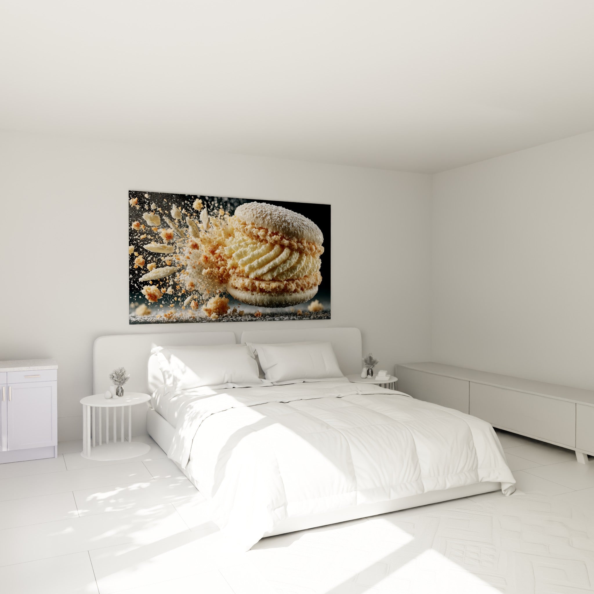 Macaron crème et doré en pleine explosion accroché au-dessus d'un lit dans une chambre claire