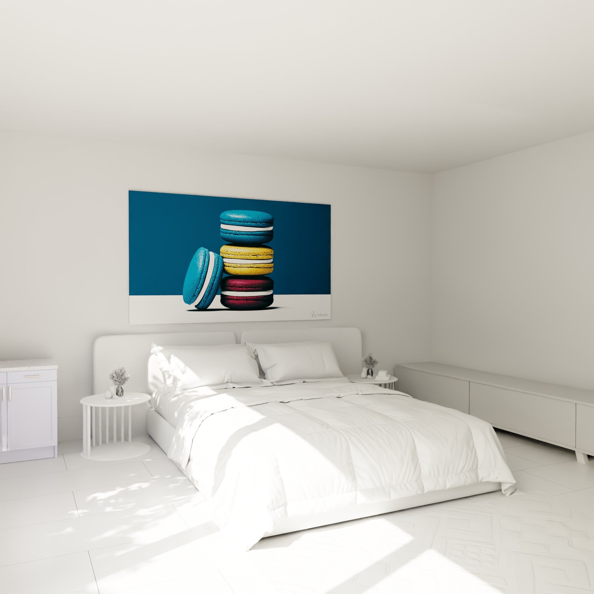 Pile de macarons bleu et doré accrochée au-dessus d'un lit dans une chambre claire et épurée