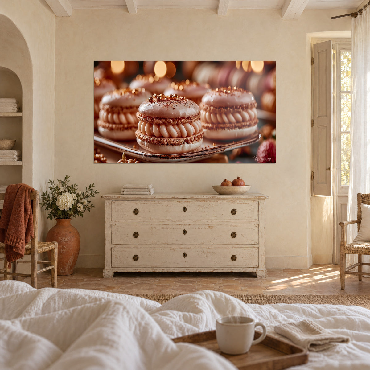 Gemälde weiche Kekse mit elfenbeinfarbener Creme gefüllt, kupferbraune Schalen und bordeauxroter Hintergrund, über einem Bett in einem hellen Schlafzimmer