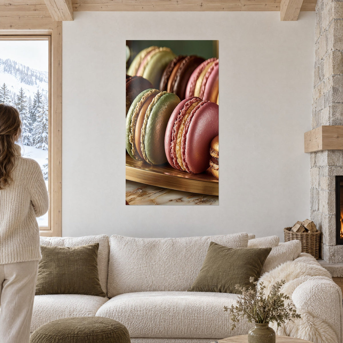 Tableau macarons pistache et framboise aux coques craquelées sur plateau doré, au-dessus d'un canapé dans un salon lumineux