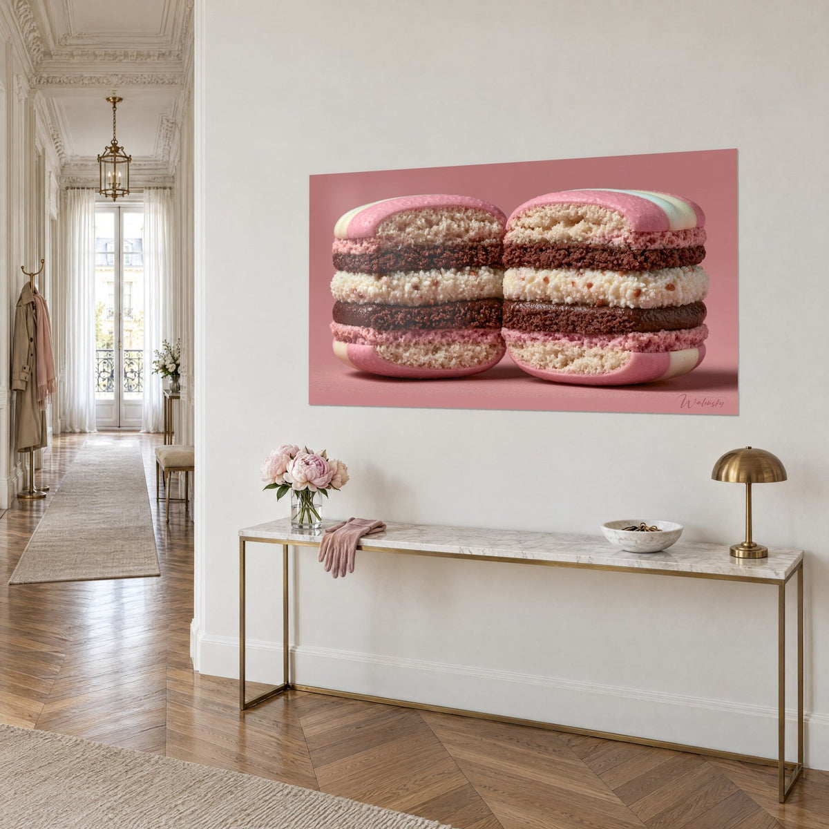 Tableau deux gros macarons superposés, coques rose bonbon et crème vanille sur fond rose poudré, au-dessus d'une console dorée
