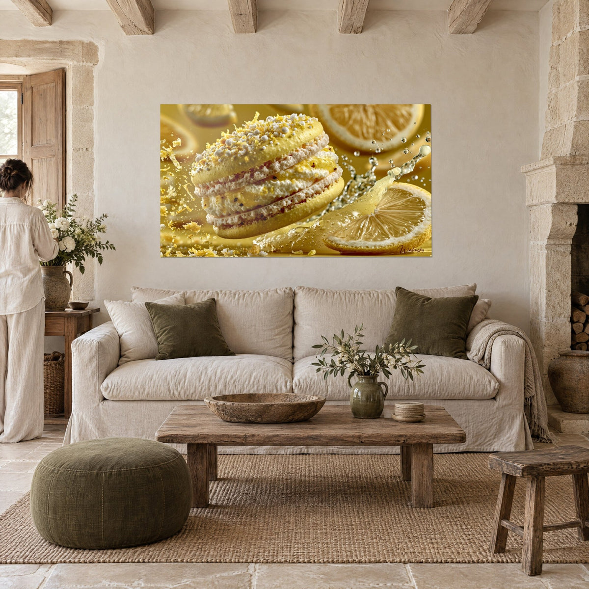 Tableau macaron citronné flottant sur fond jaune, crème blanche et éclaboussures, femme de dos au-dessus d'un canapé dans un salon lumineux