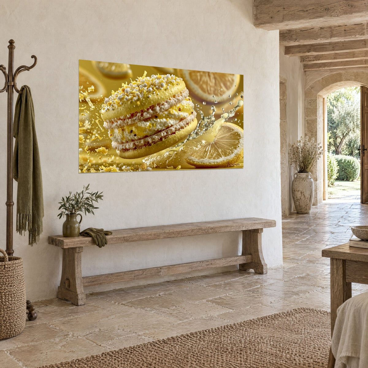 Tableau biscuit au citron en tranches jaune soleil et crème ivoire, zeste doré, mur de pierre et banc en bois, vue de trois-quarts