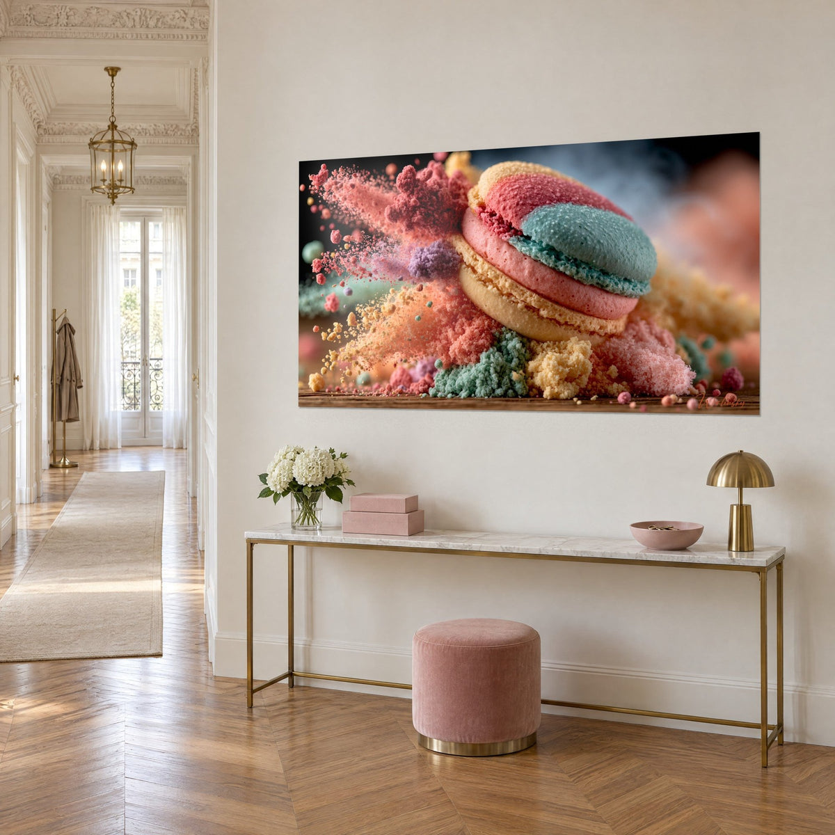 Tableau gourmandise pastel explosant en nuage corail et jaune, sur console dorée dans un couloir haussmannien clair