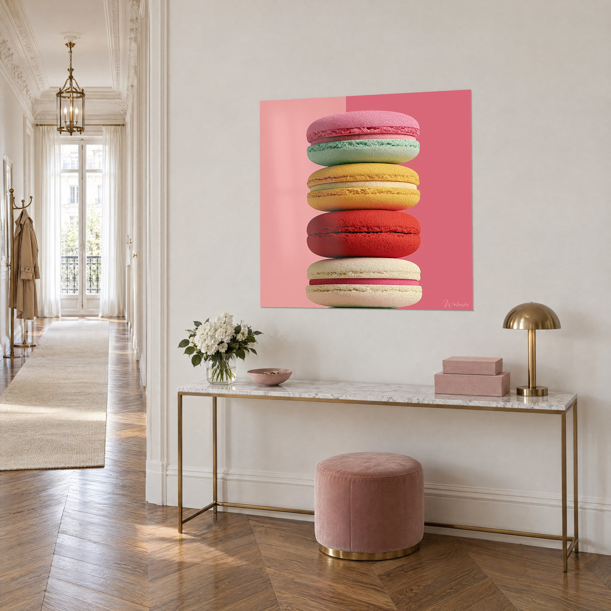 Tableau pile de quatre macarons jaune moutarde et rouge vif, fond rose bonbon, console dorée, appartement haussmannien
