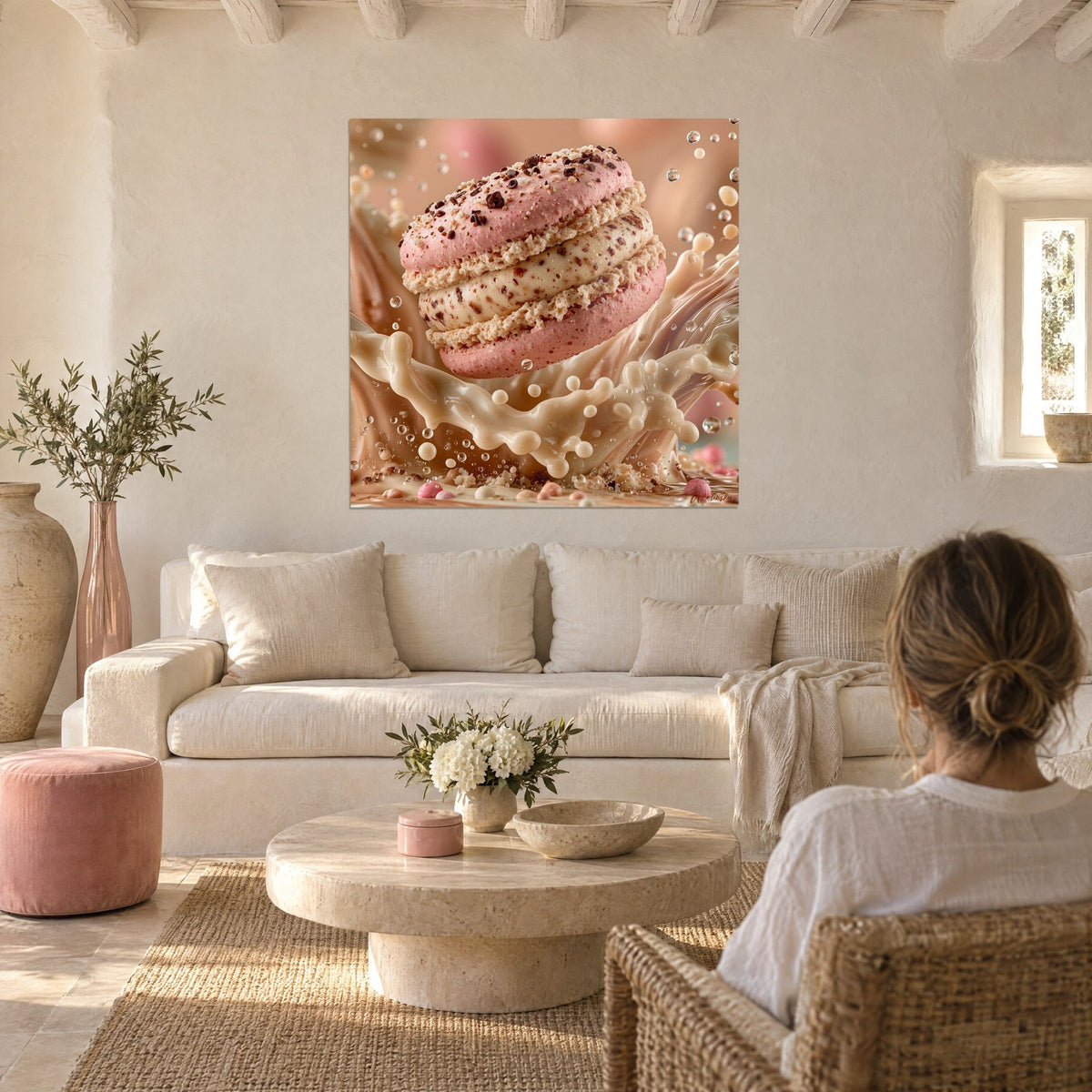 Tableau macaron rose givré de pépites de cacao sur vague de lait crémeuse beige, au-dessus d'un canapé dans un salon lumineux