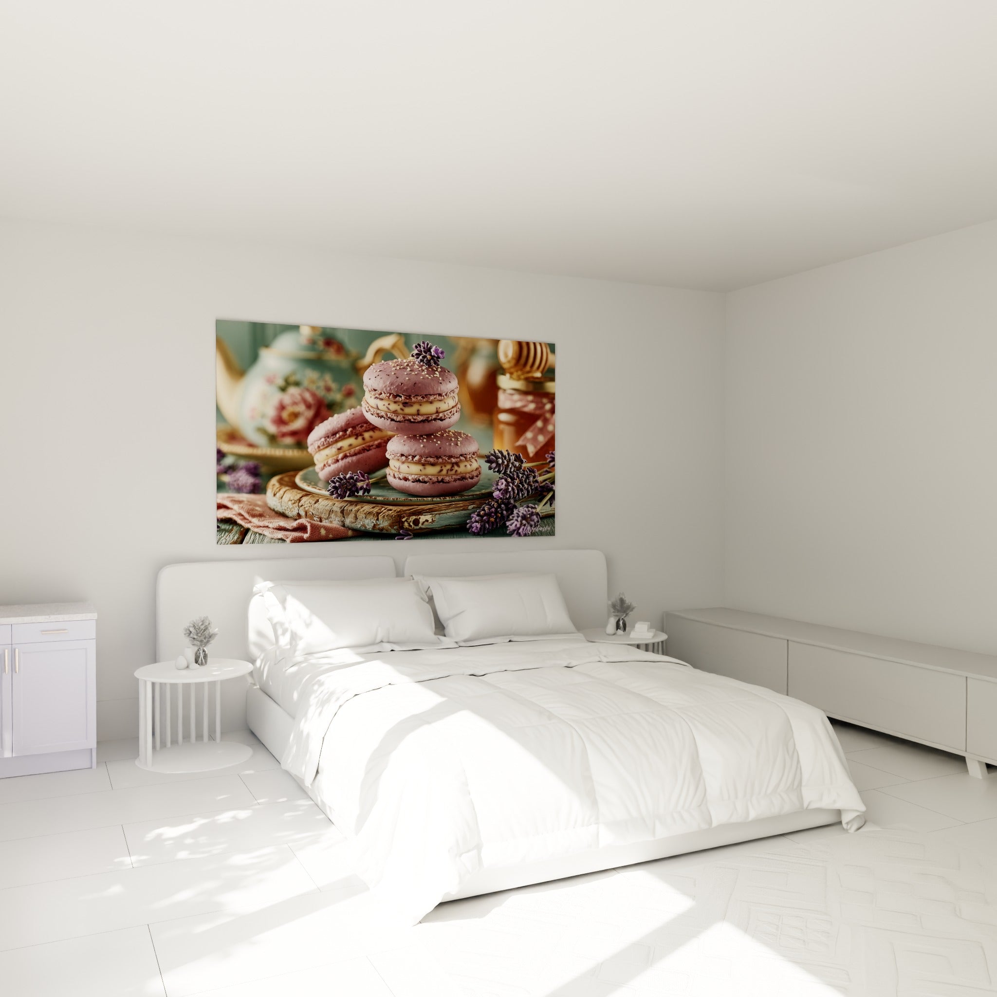Macarons mauve poudré garnis de crème ivoire et lavande, au-dessus d'un lit dans une chambre claire