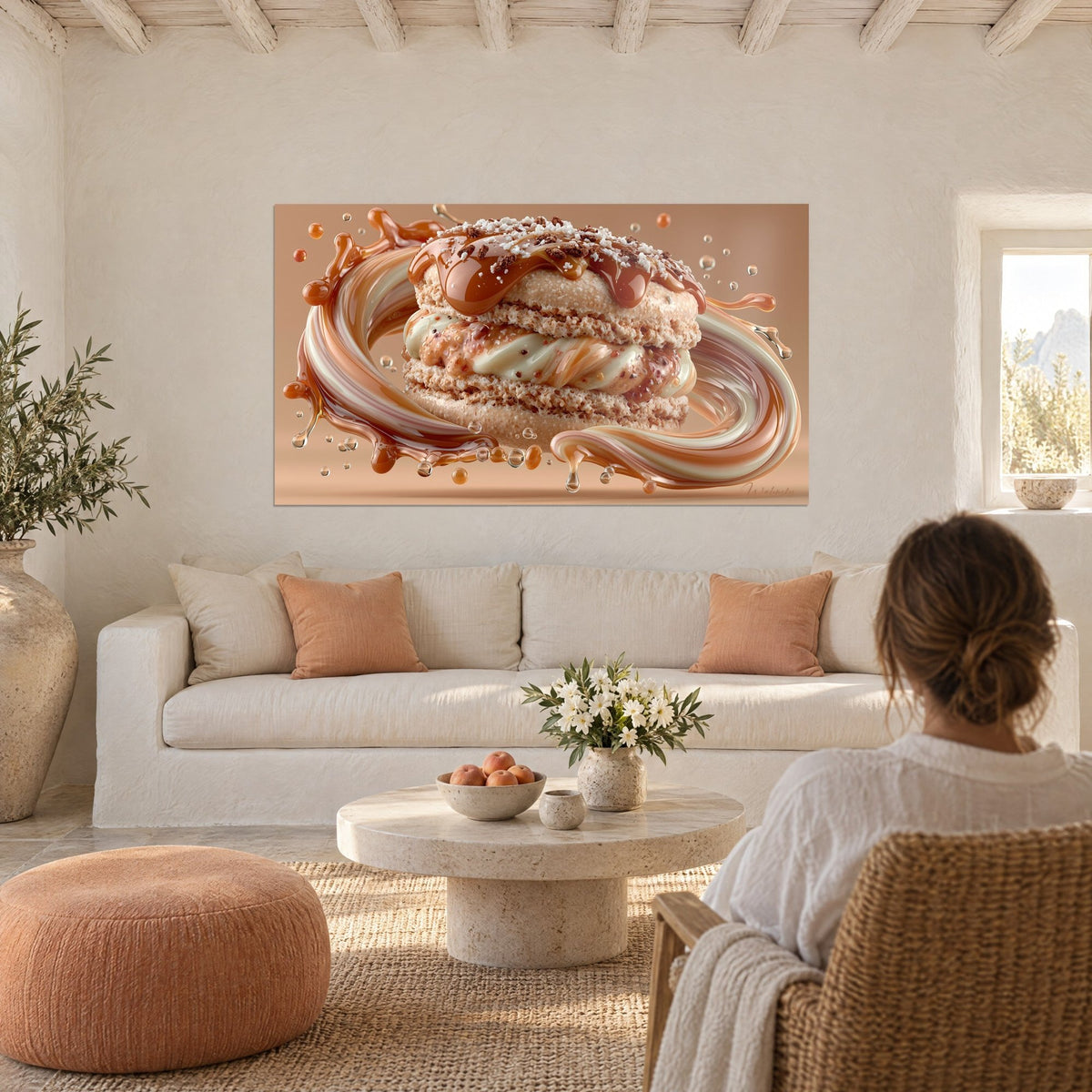Tableau macaron nappé de caramel brillant, crème ivoire en spirale, fond beige rosé, au-dessus d'un canapé dans un salon lumineux