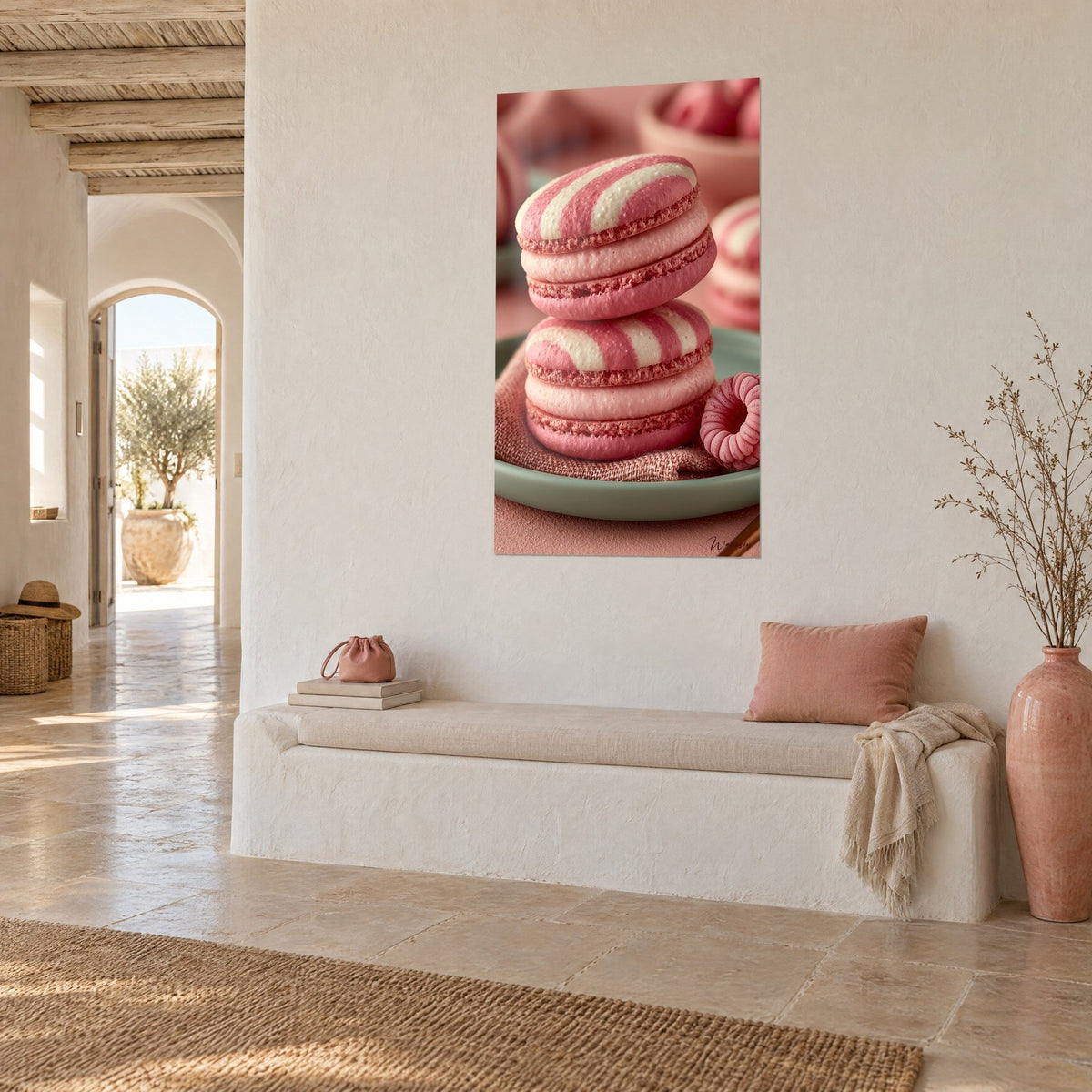Quadro duo di macarons a righe rosa lampone e bianco avorio, lampone glassato nell'angolo, muro imbiancato, panca e giara in terracotta