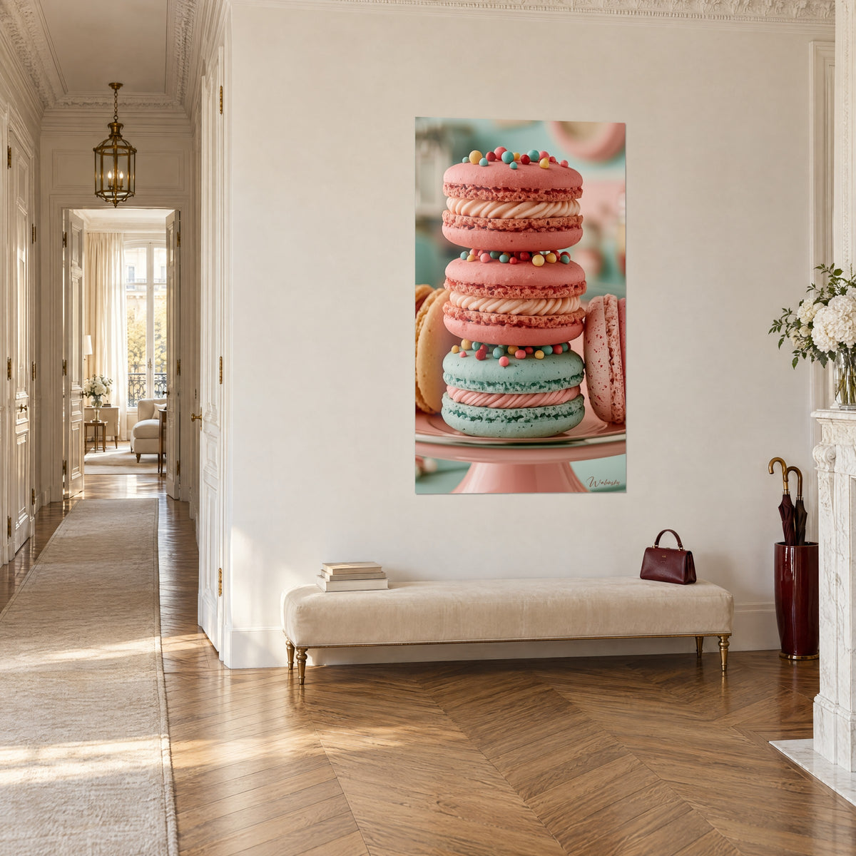 Cuadro de pastelería francesa en torre de conchas coral y menta, colgado en la pared blanca de un pasillo parquet estilo Haussmann