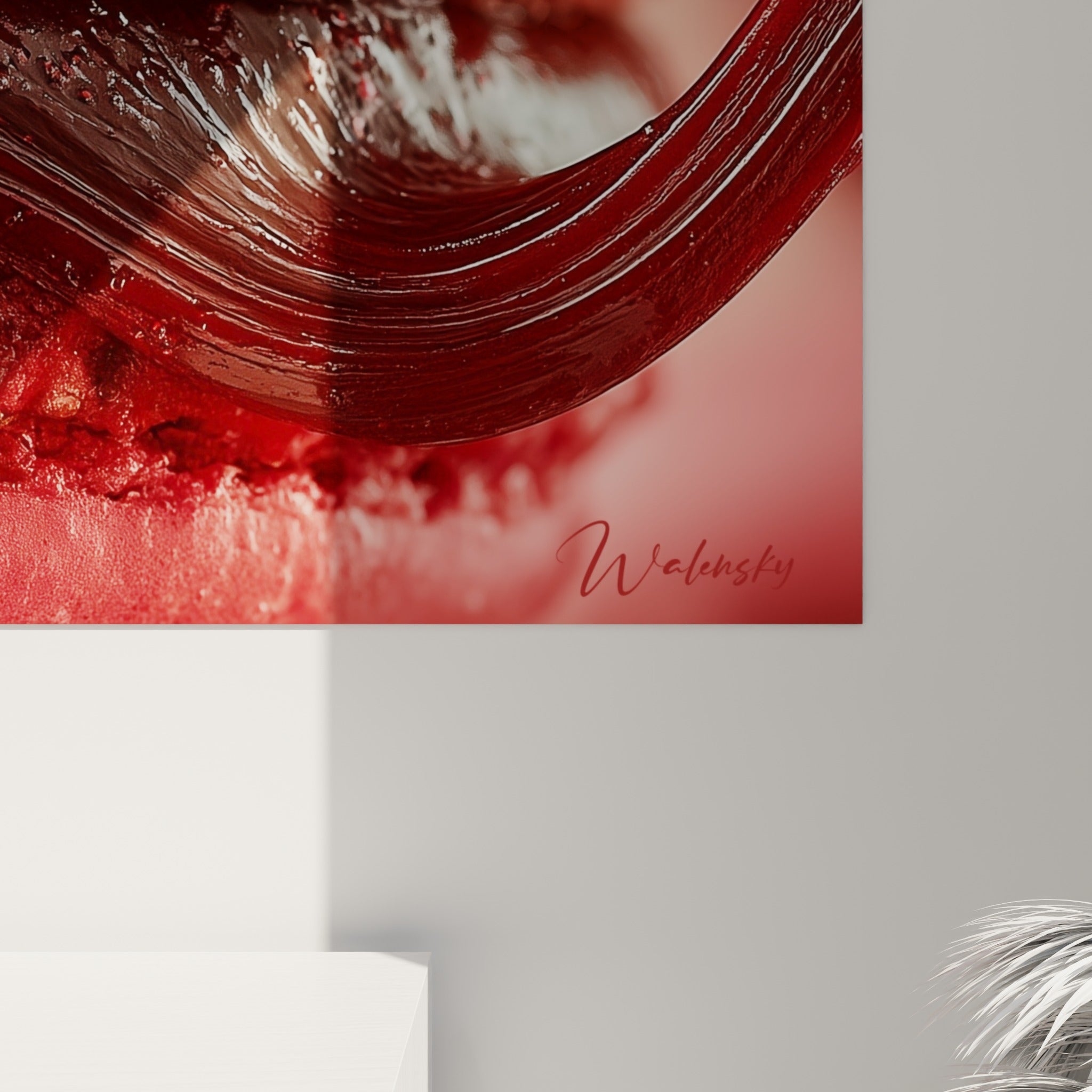 Détail rapproché de la coque granuleuse rose et de la coulée bordeaux glacée du macaron accroché
