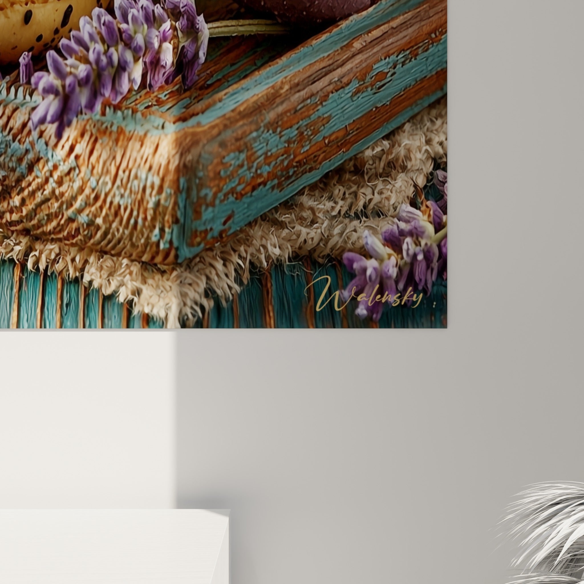 Détail des garnitures crémeuses et coques mouchetées bleu turquoise et brun sur ce tableau macaron
