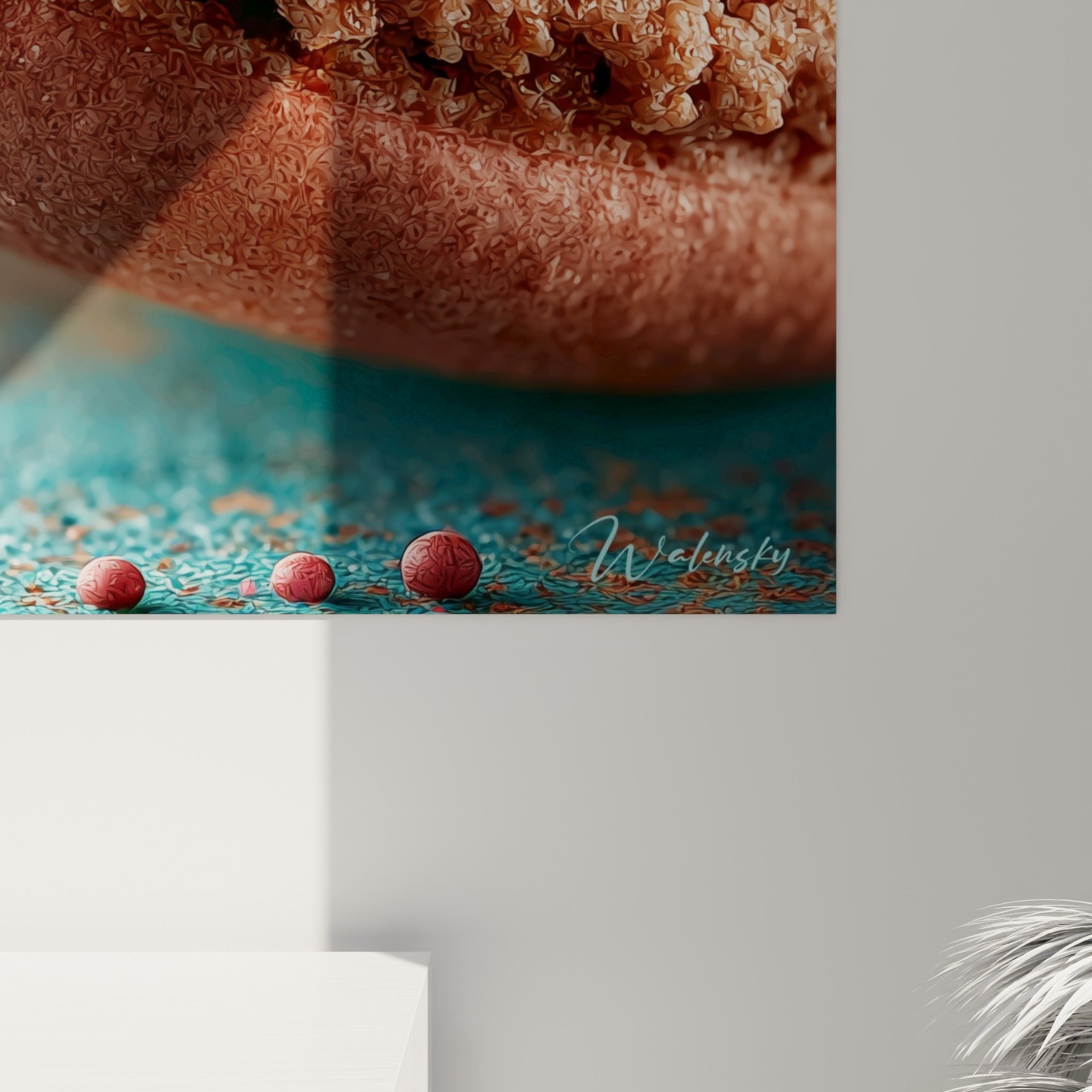 Grain de la coque rose et coulures de ganache chocolat visibles de près, perles anthracite et turquoise