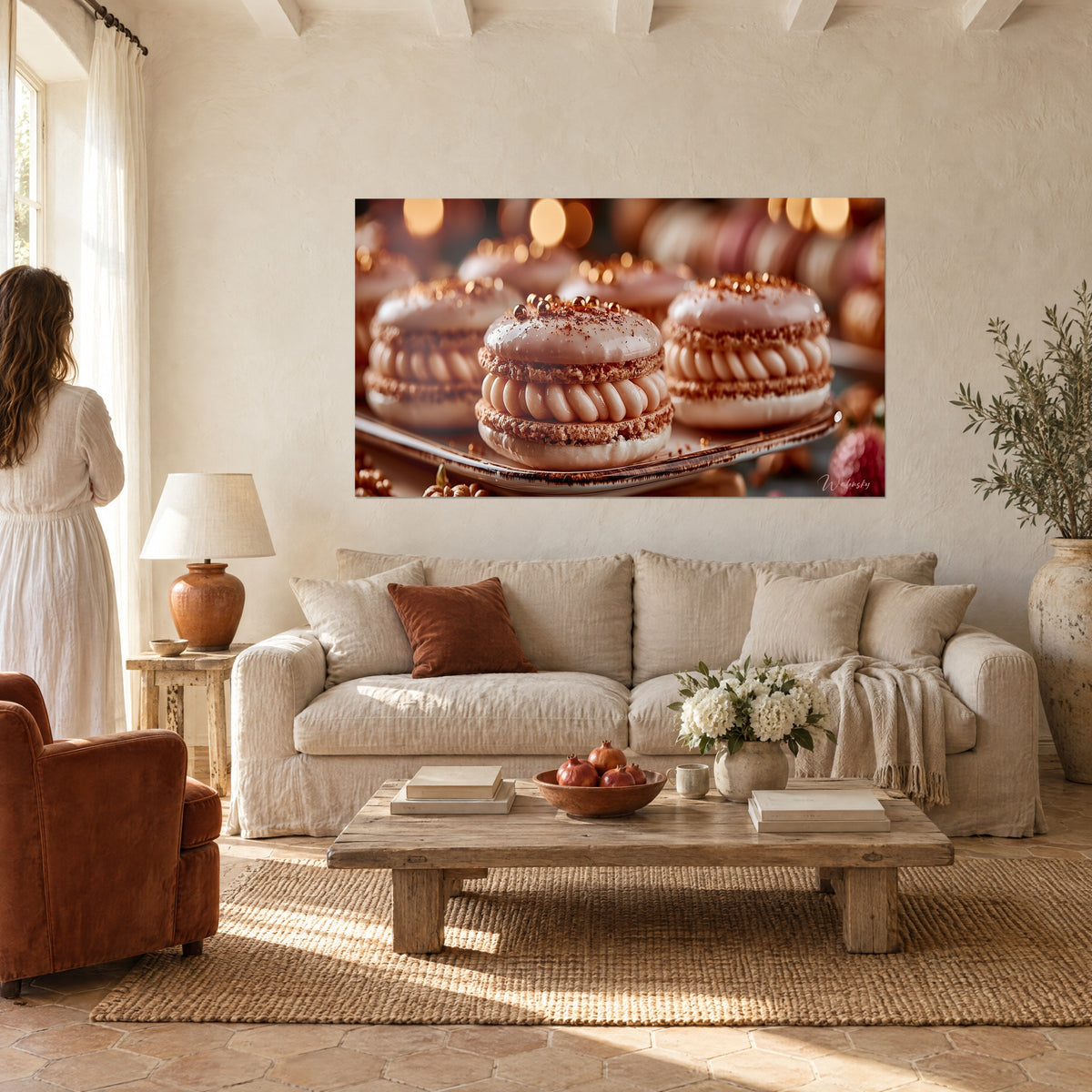 Gemälde Trio aus Schokoladen-Macarons mit beiger Cremefüllung und kupferfarbenen Perlen oben, über einem Sofa in einem hellen Wohnzimmer