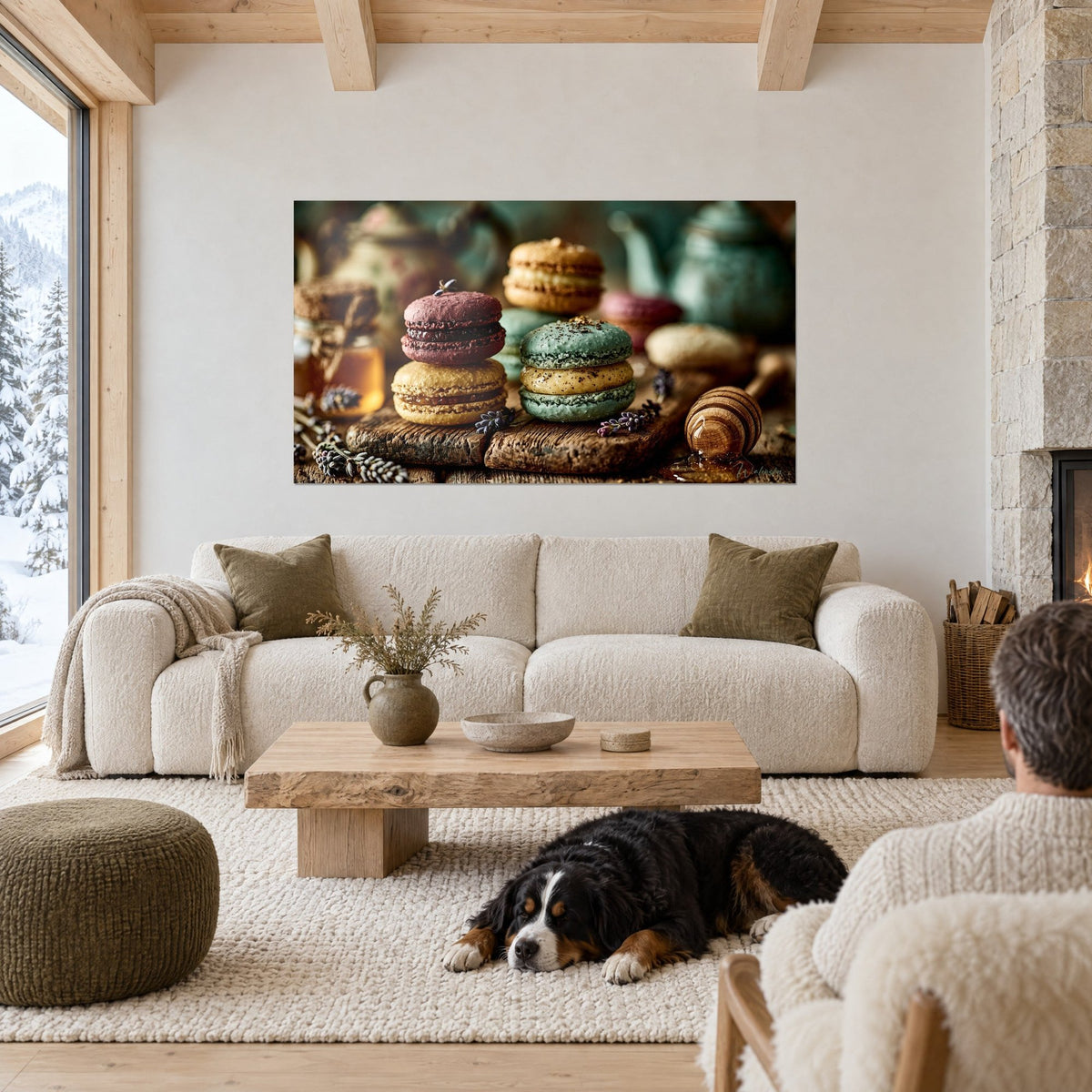 Tableau macarons prune et vert sauge empilés sur planche en bois, miel et lavande, au-dessus d'un canapé dans un salon lumineux