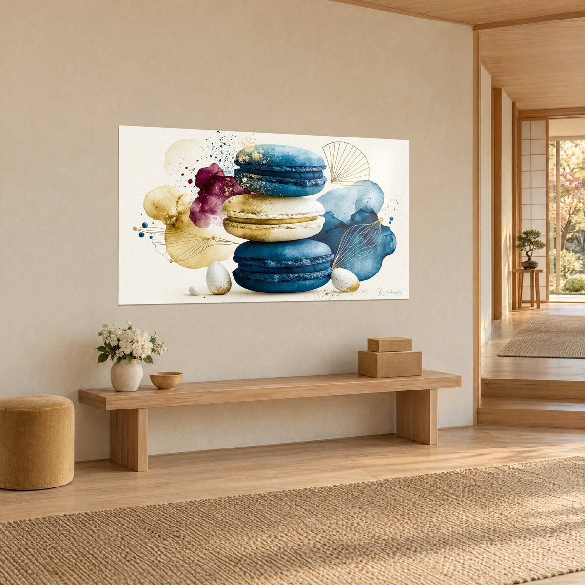 Gemälde mit einem Stapel Macarons in Indigo und goldschimmerndem Elfenbein, bordeauxrote Aquarellflecken, Dreiviertelansicht an einer beigen Wand neben einer Holzbank