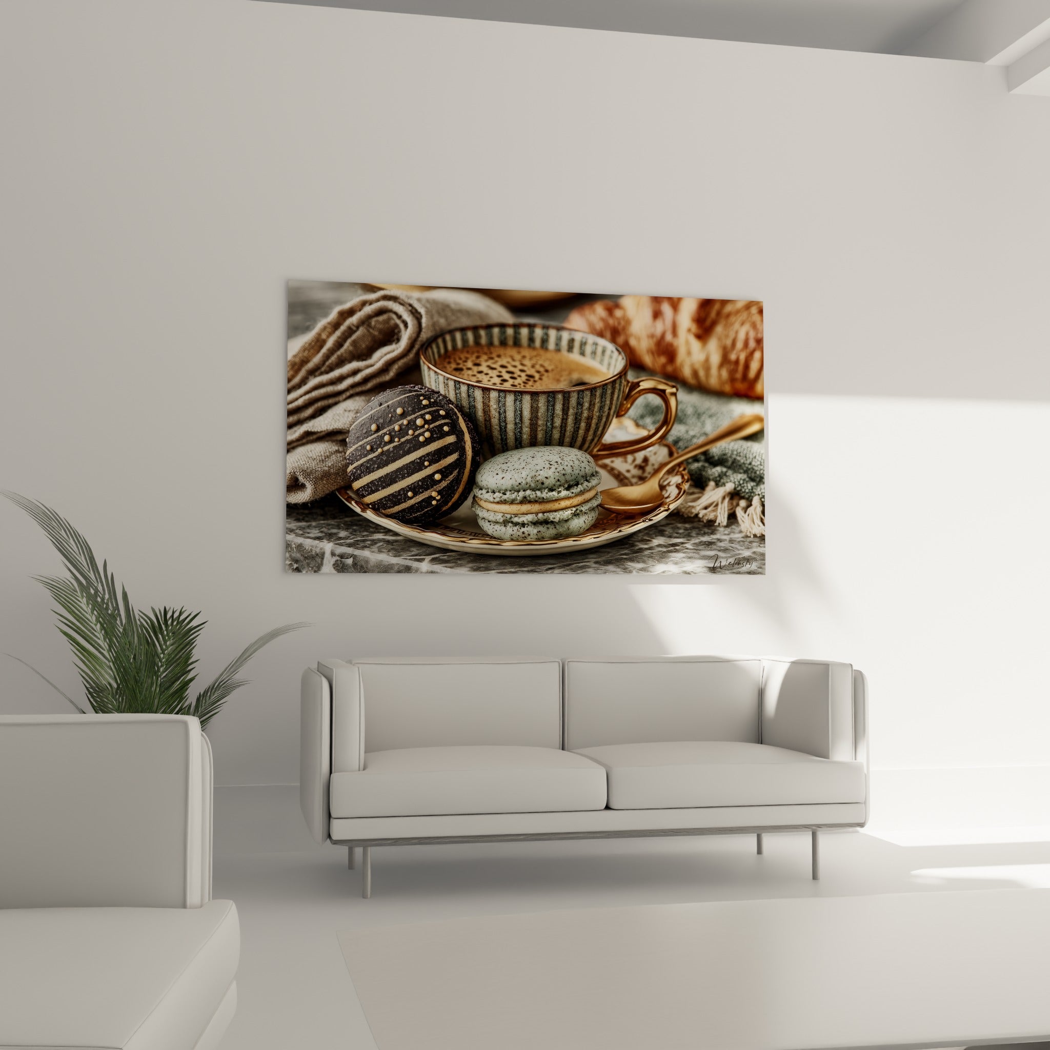 Macarons dorés et tasse rayée noire disposés au-dessus d'un canapé dans un salon lumineux