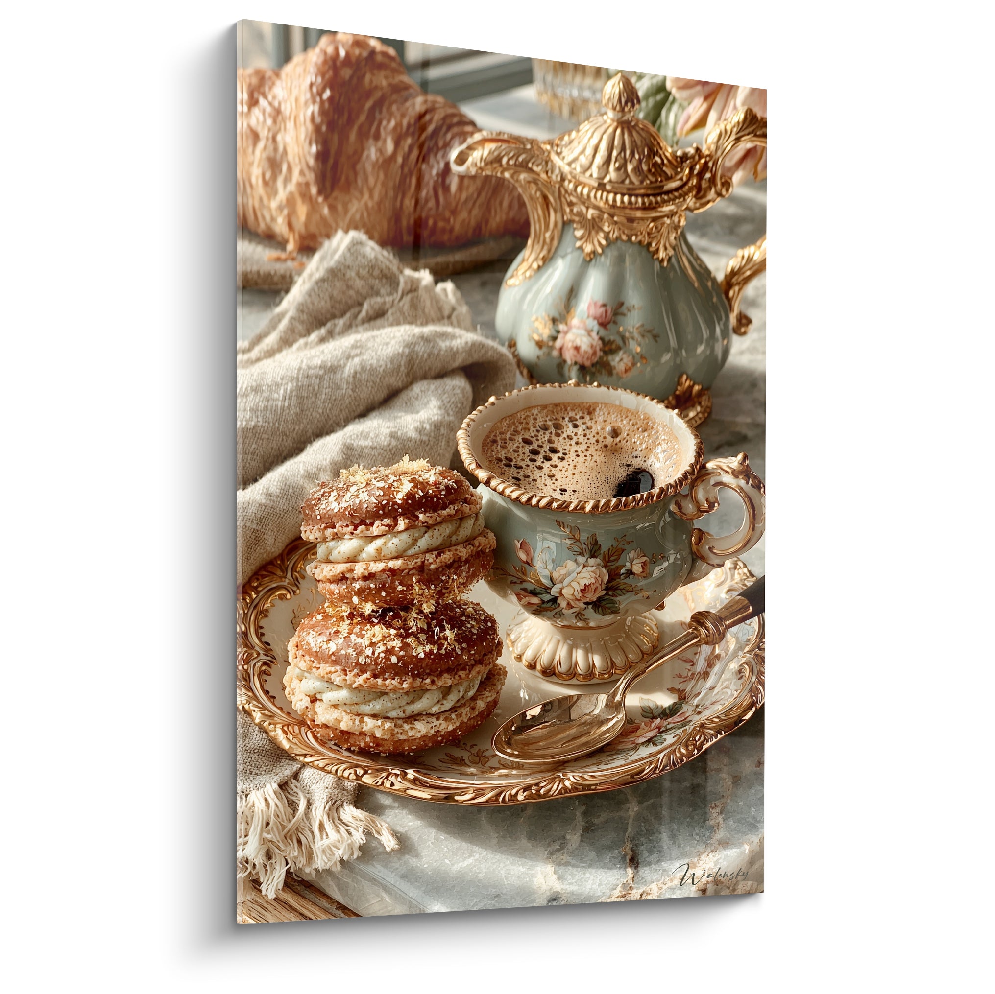 Macarons dorés empilés sur porcelaine vert sauge fleurie, éclats croquants et lumière chaude