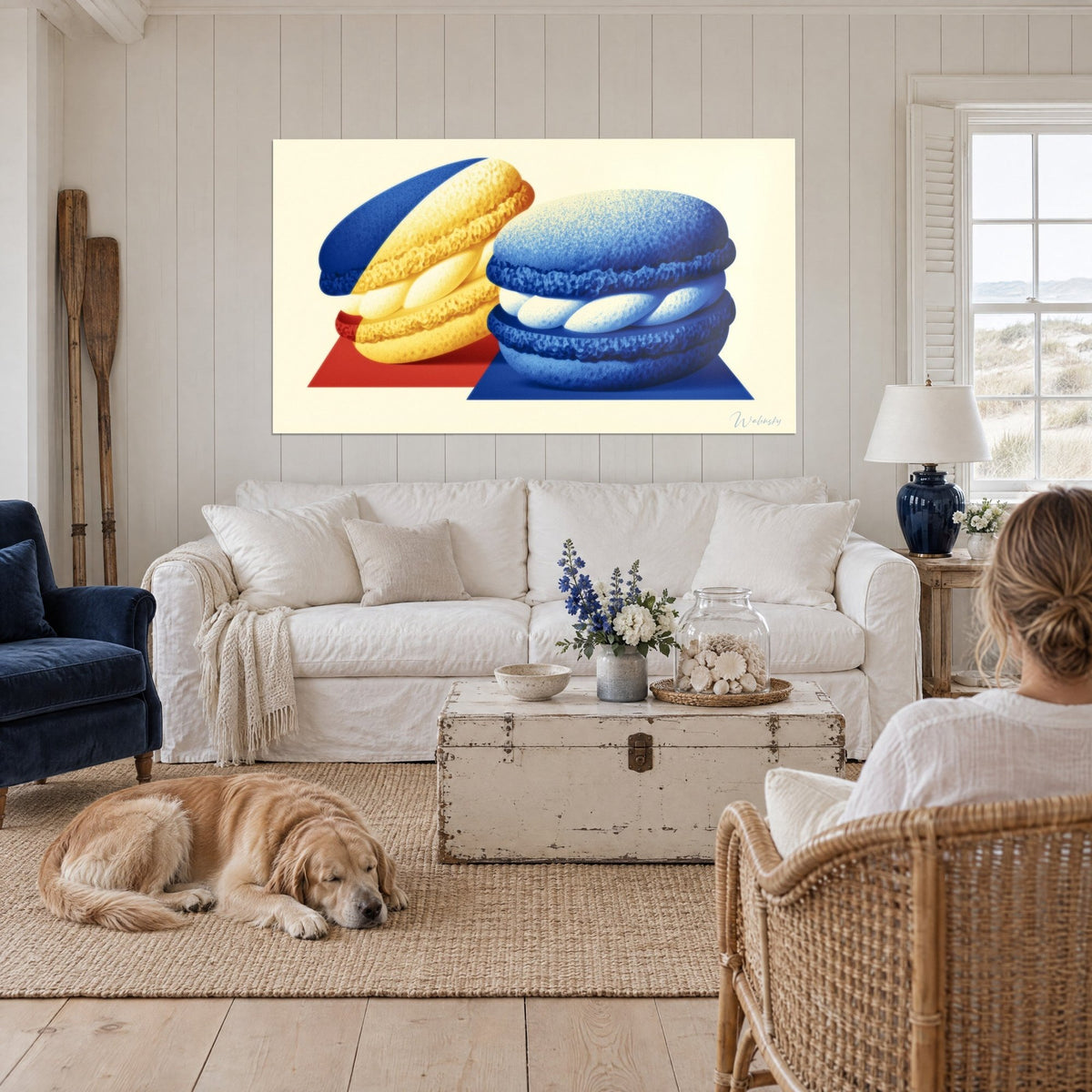 Tableau macarons pop jaune et bleu cobalt sur fond ivoire, accroché au-dessus d'un canapé dans un salon lumineux