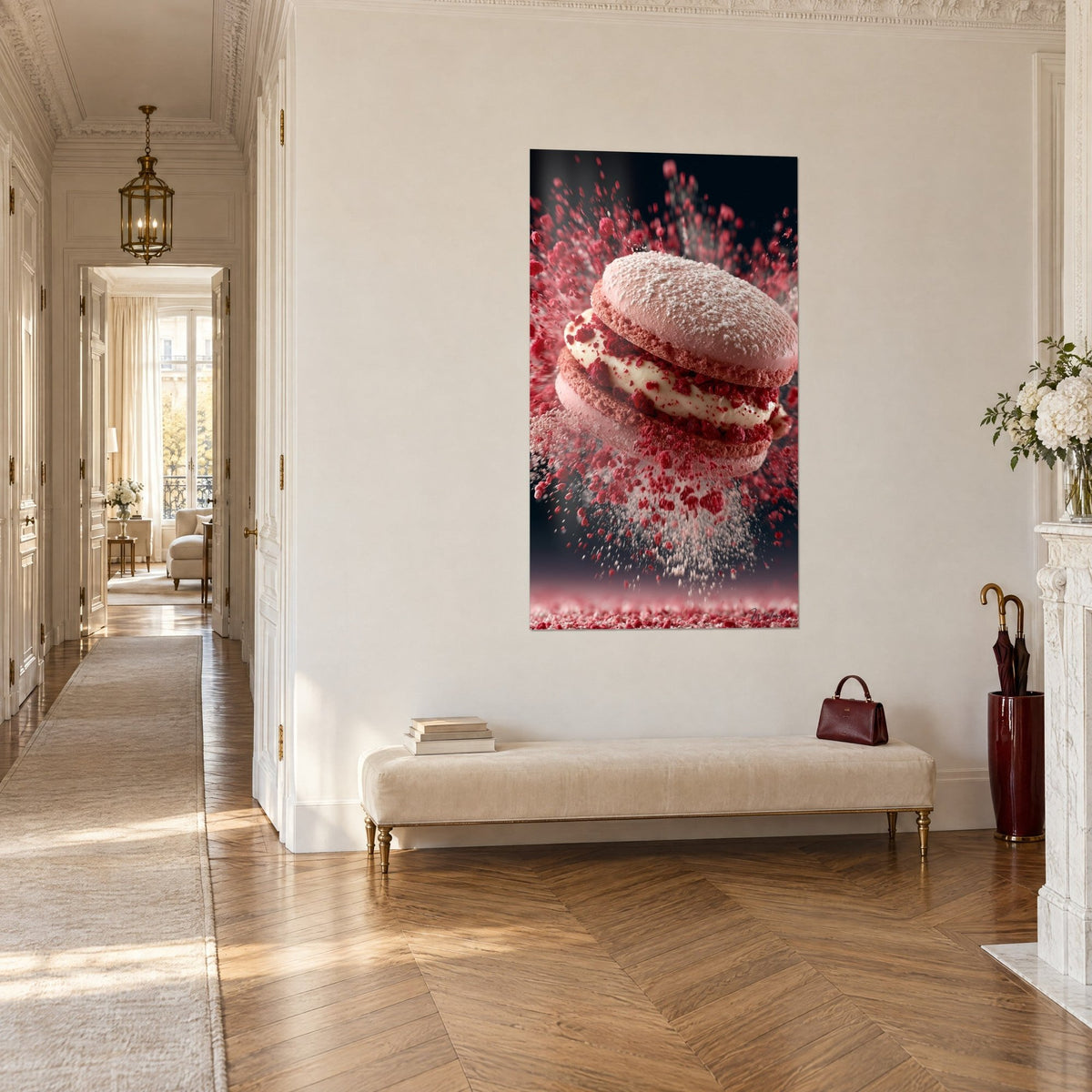 Tableau gâteau rond rose et crème blanche suspendu dans un nuage de poudre pourpre, mur crème et parquet en chevrons au fond d'un couloir