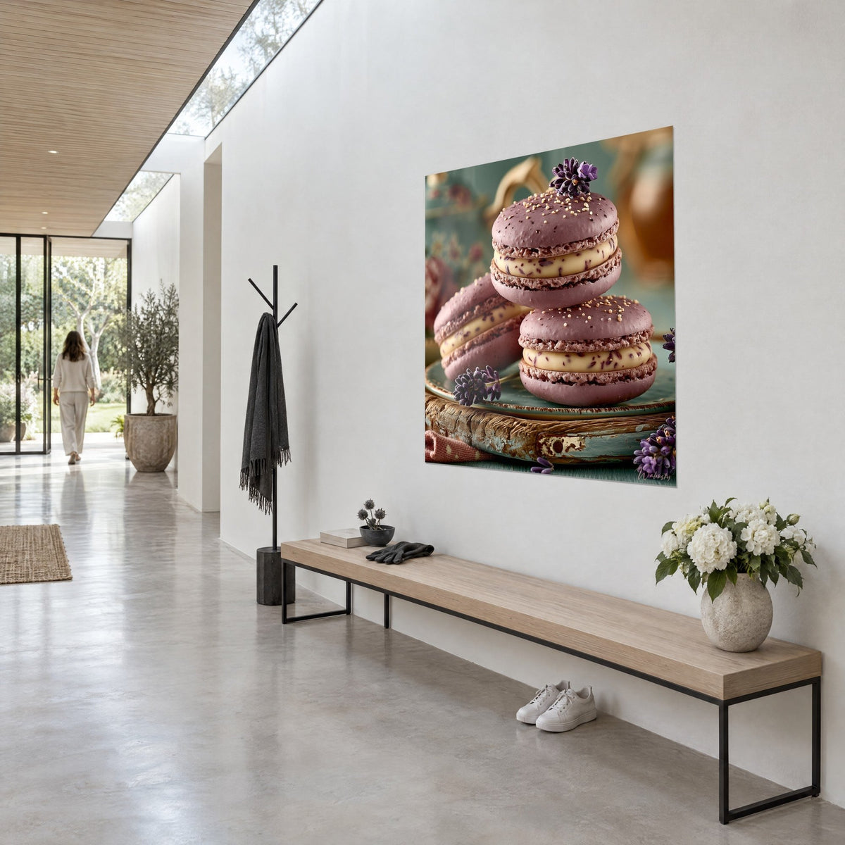 Tableau pâtisserie parme saupoudrée de graines dorées, assiette vert d'eau, en vue de trois-quarts dans un couloir clair