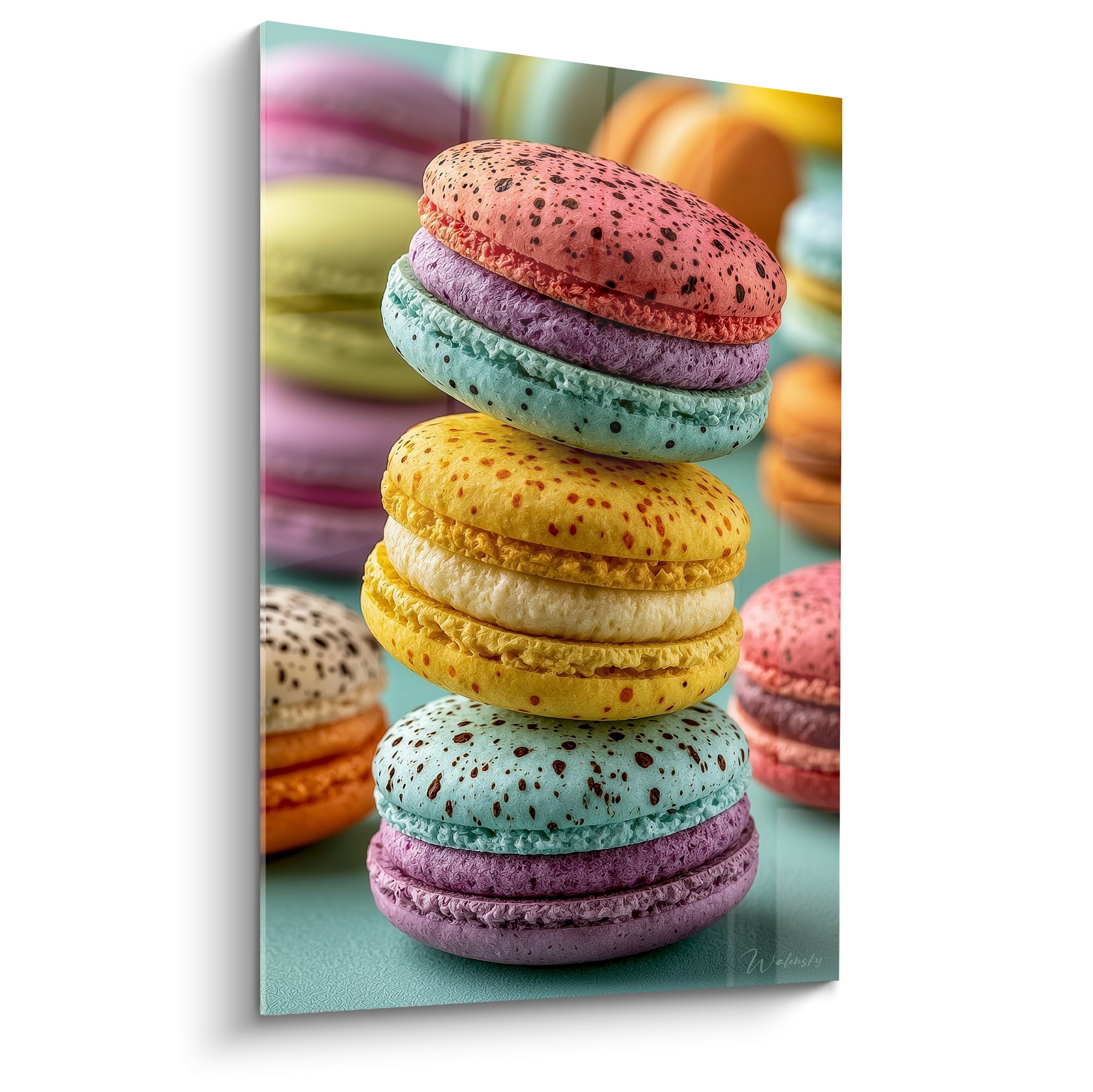Macarons empilés rose corail, turquoise et jaune moucheté sur fond bleu pastel