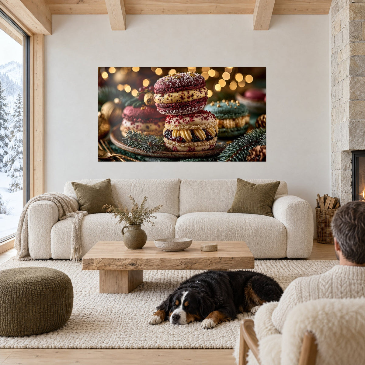Tableau pile de macarons bordeaux fourrés crème ivoire, sapin et boules dorées floues, au-dessus d'un canapé dans un salon lumineux