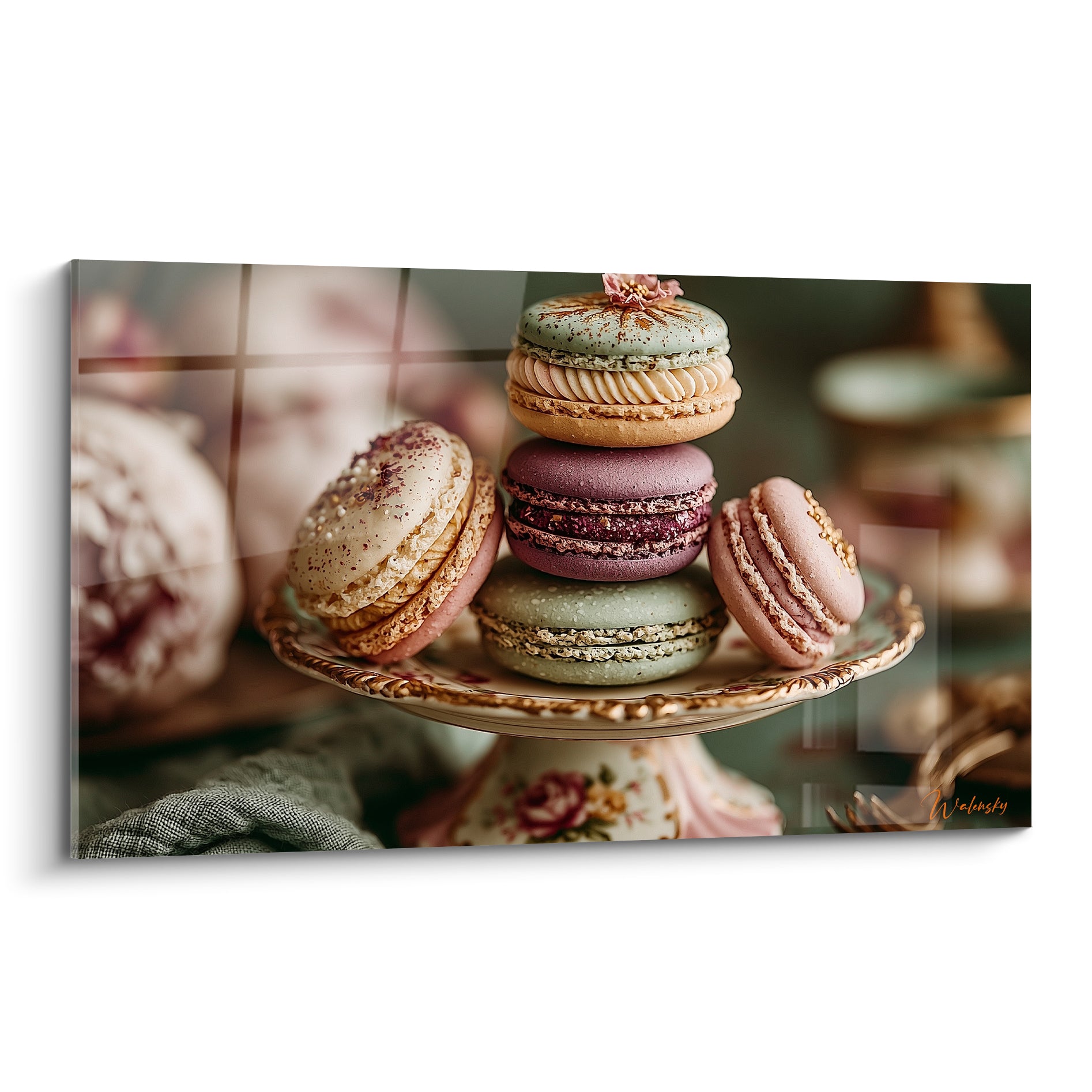 Macarons empilés vert sauge et prune sur présentoir doré à motifs floraux