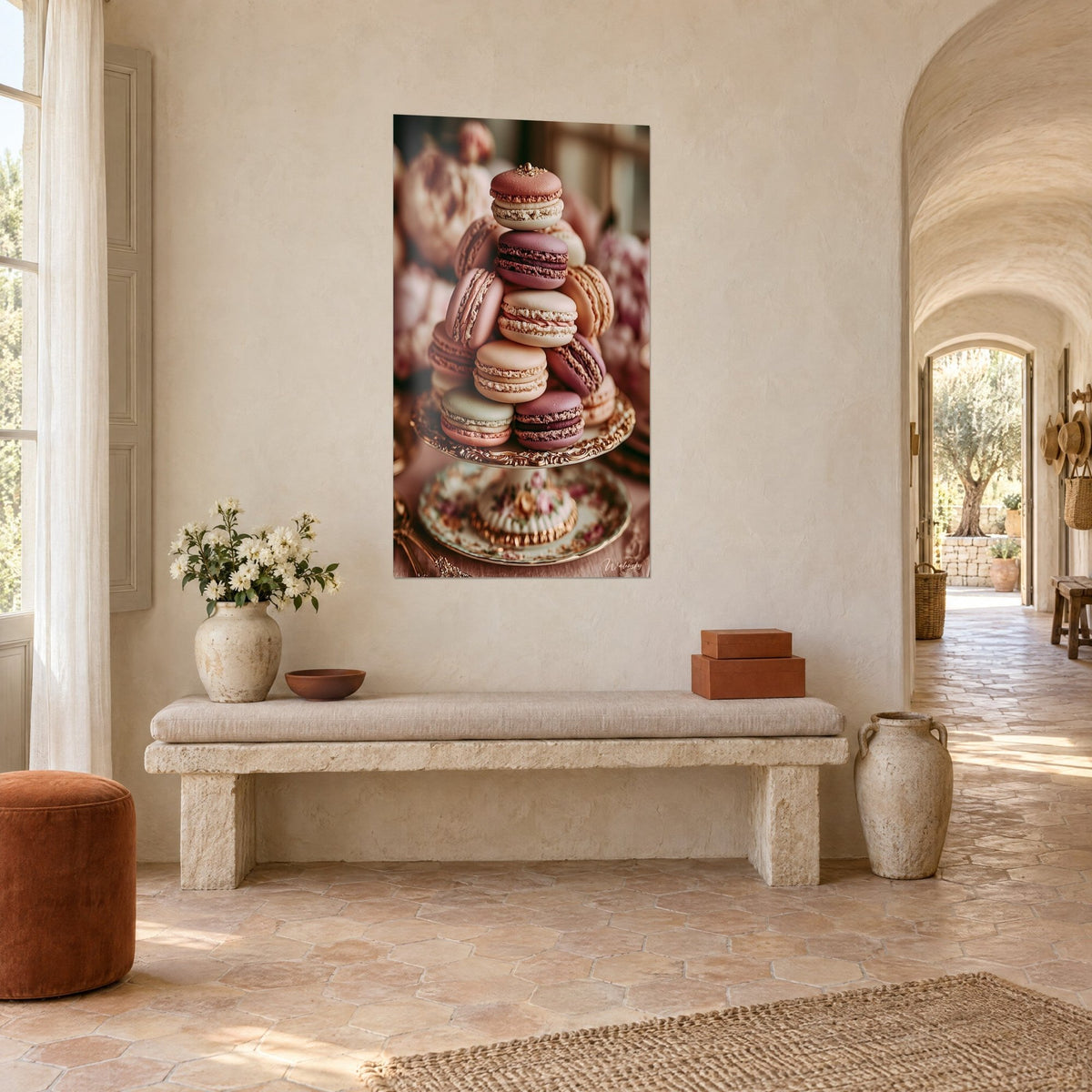 Tableau goûter précieux de macarons nacrés sur assiette fleurie bordée d'or, rose et ivoire, vu de trois-quarts dans un couloir voûté