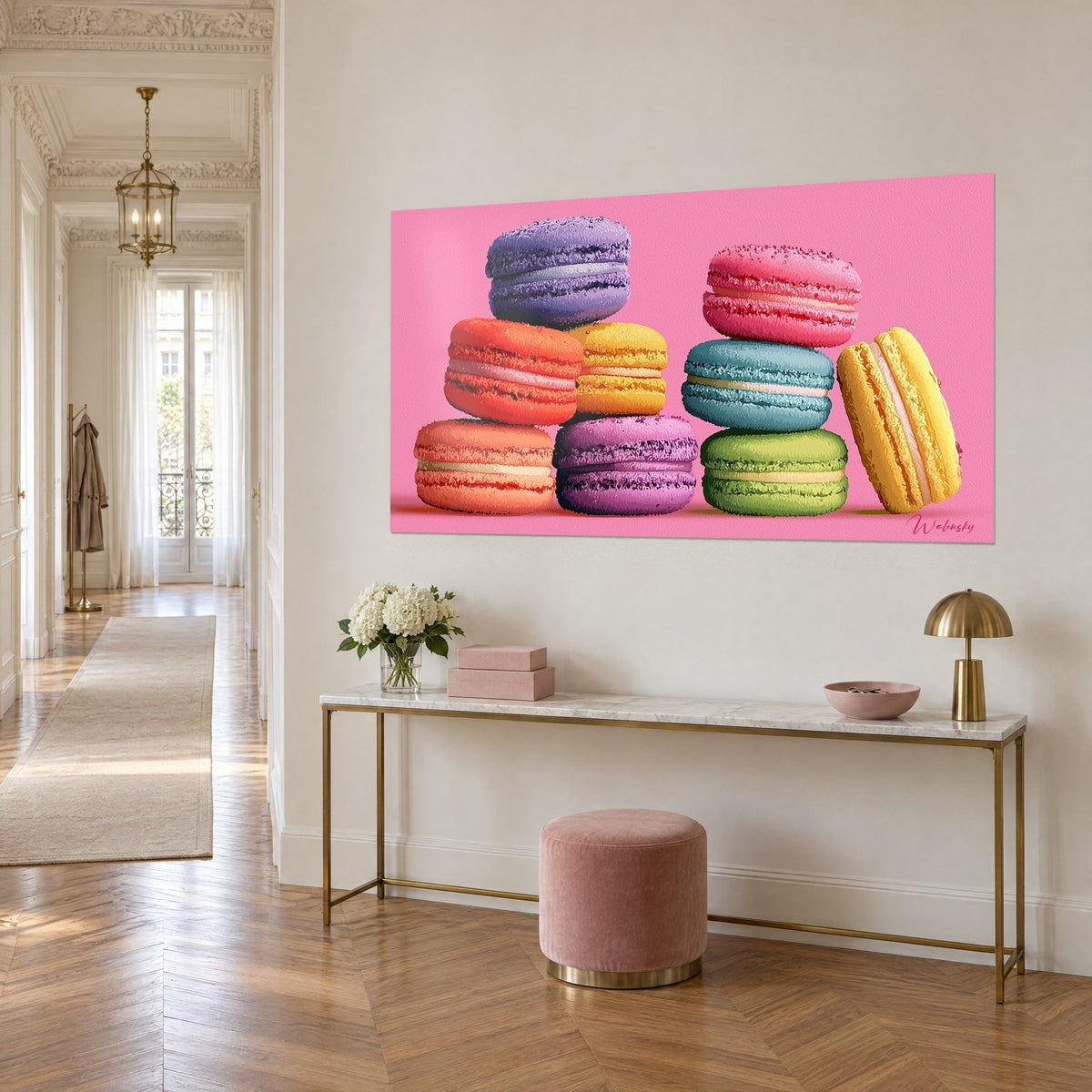 Tableau gourmandises pastel empilées, macaron lilas au sommet et pistache vert tendre, sur console dorée dans un couloir haussmannien