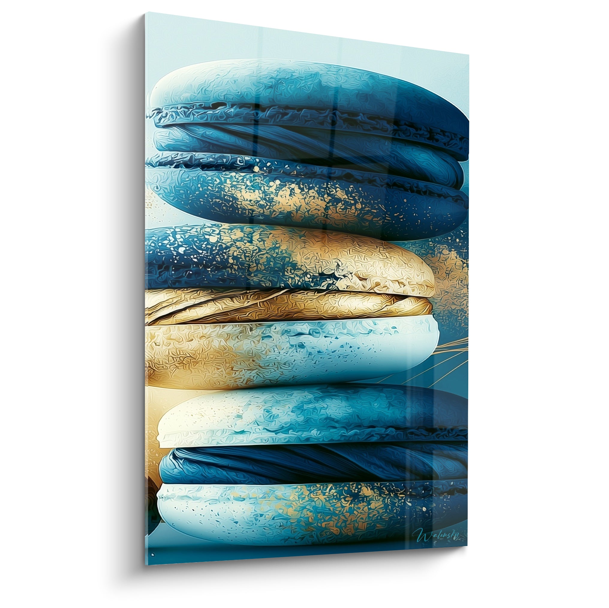Macarons empilés bleu marine et dorés en gros plan sur fond bleu ciel clair