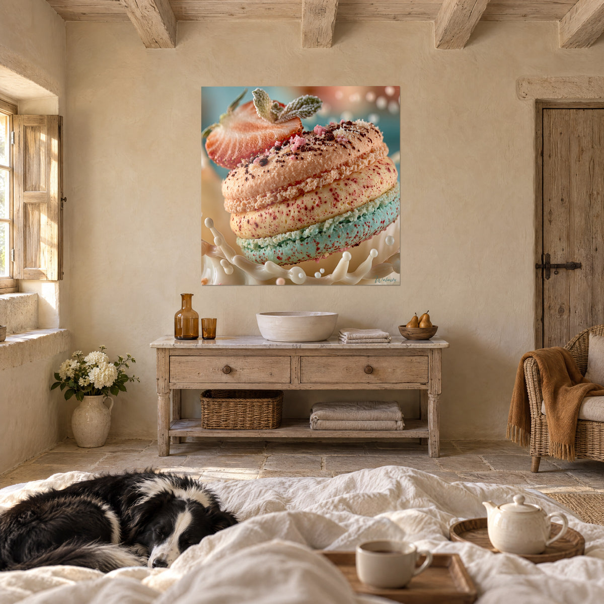 Quadro dolce pesca e turchese coronato da una fragola e foglie ghiacciate, scaglie di cioccolato, sopra un letto in una camera luminosa