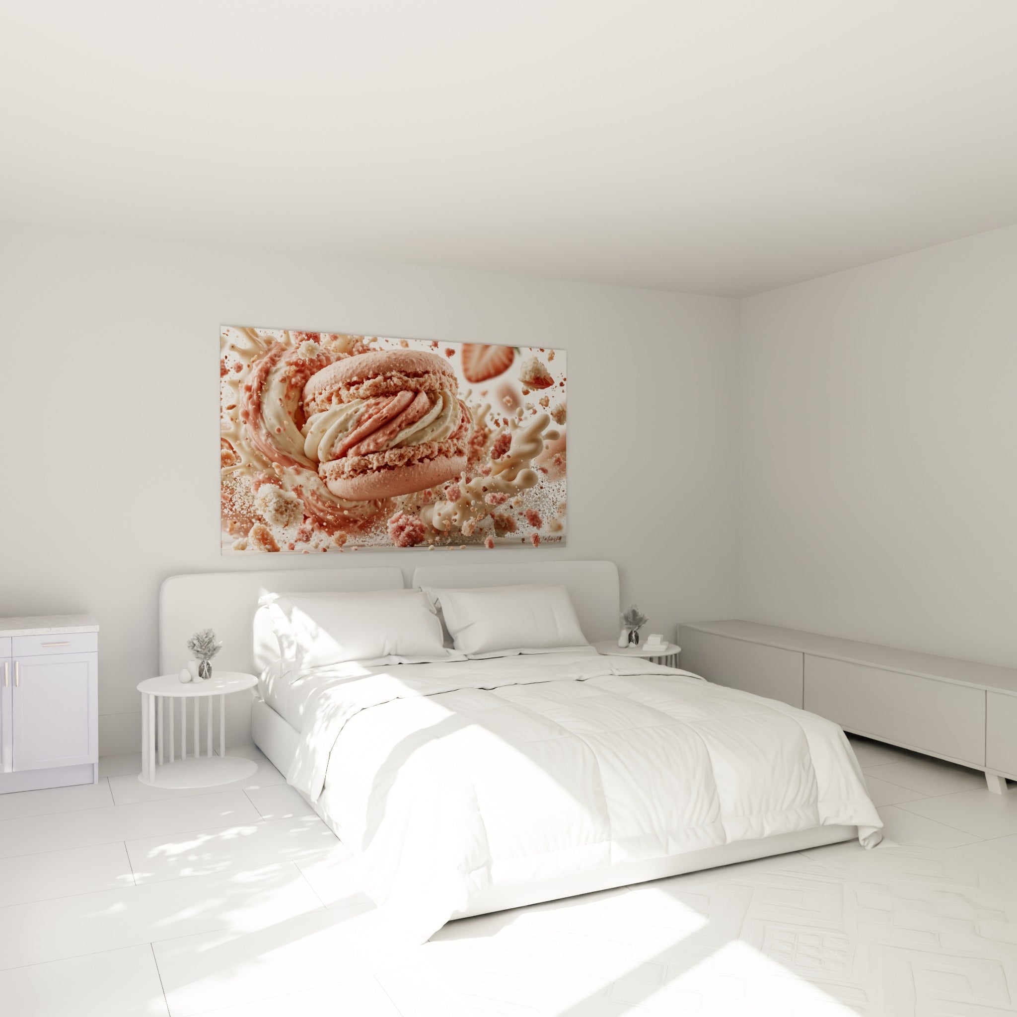 Macaron rose poudré et fraise éclatée au-dessus d'un lit dans une chambre claire