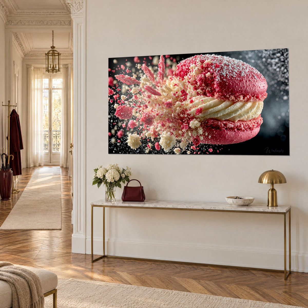 Tableau pâtisserie rose explosant sur noir, crème vanille ivoire et éclats pourpres, accroché dans un couloir haussmannien au-dessus d'une console dorée