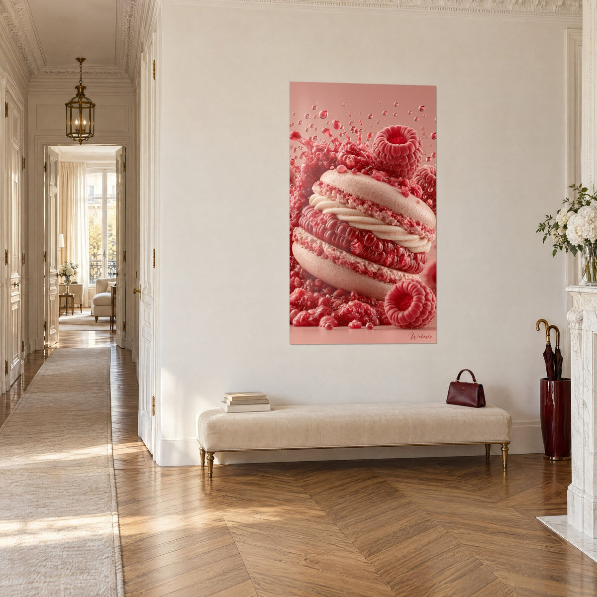 Tableau pâtisserie géante aux coques crème et framboises écarlates, éclaboussures de coulis sur fond rose poudré, couloir haussmannien et banc beige