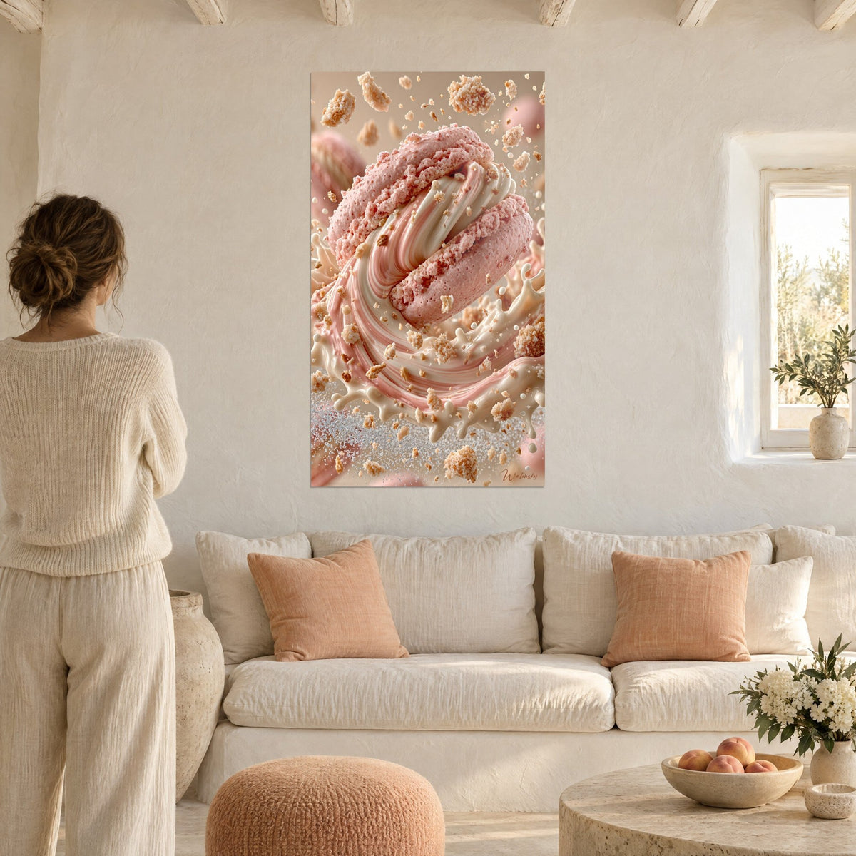 Tableau macaron rose givré et crème en tourbillon de lait, miettes dorées en vol, au-dessus d'un canapé dans un salon lumineux
