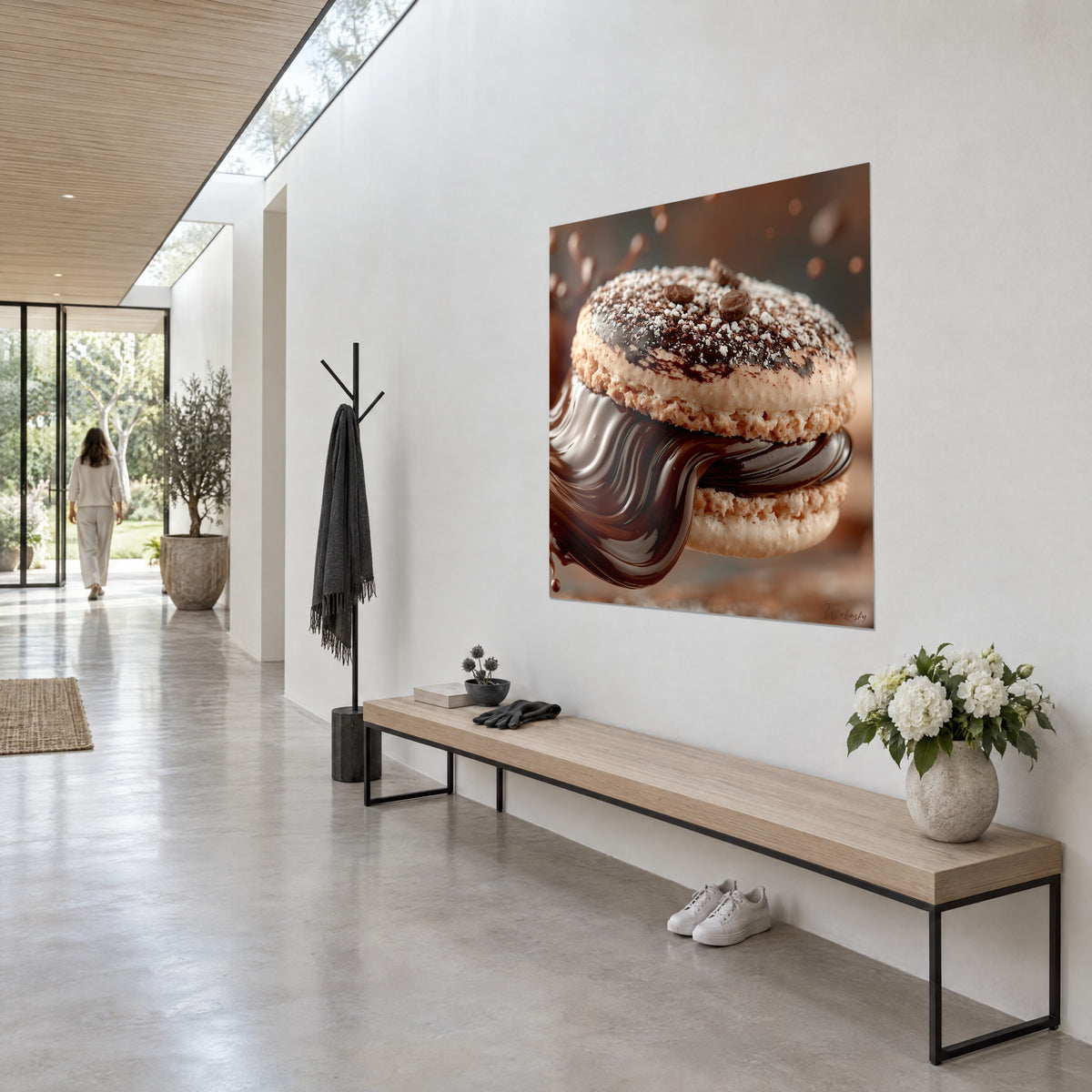 Tableau biscuit rond crème et chocolat fondu ruisselant en vagues brunes, vu de trois-quarts dans un couloir de maison