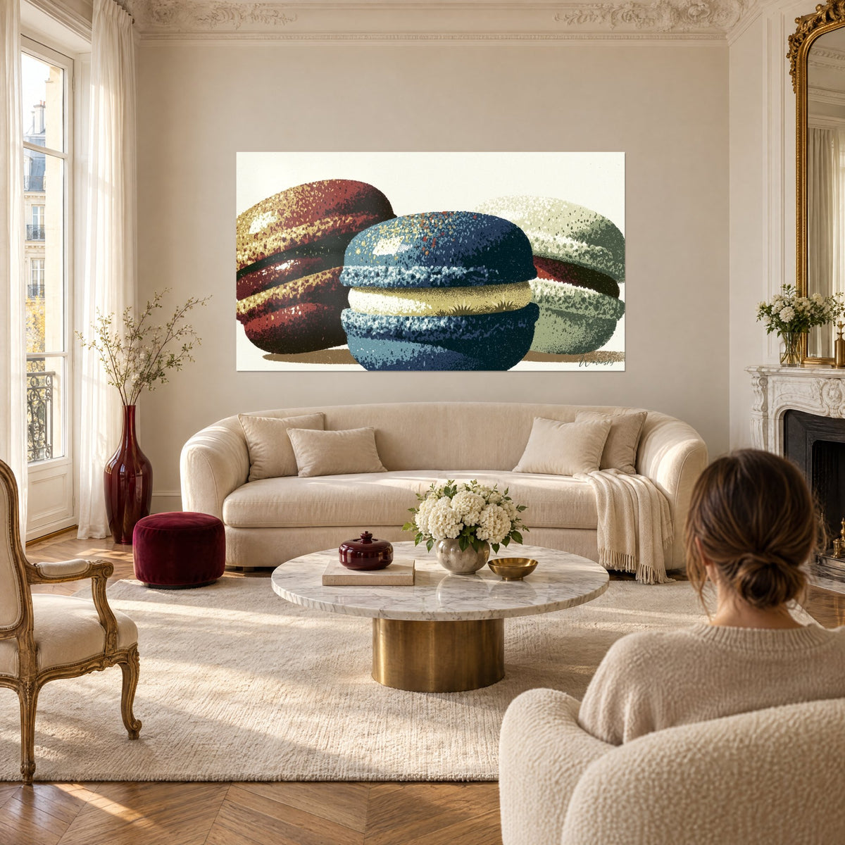 Tableau trio de macarons bleu pétrole, bordeaux et vert sauge aux coques pointillées, au-dessus d'un canapé dans un salon lumineux