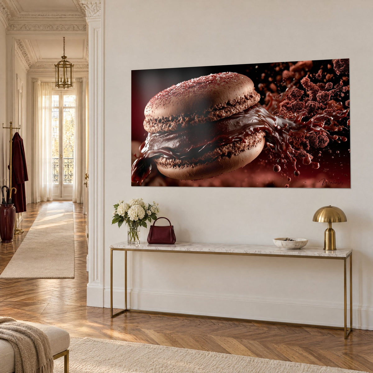 Tableau biscuit rond brun et beige, crème chocolat éclaboussée, miettes grenat en suspension, sur un mur blanc haussmannien
