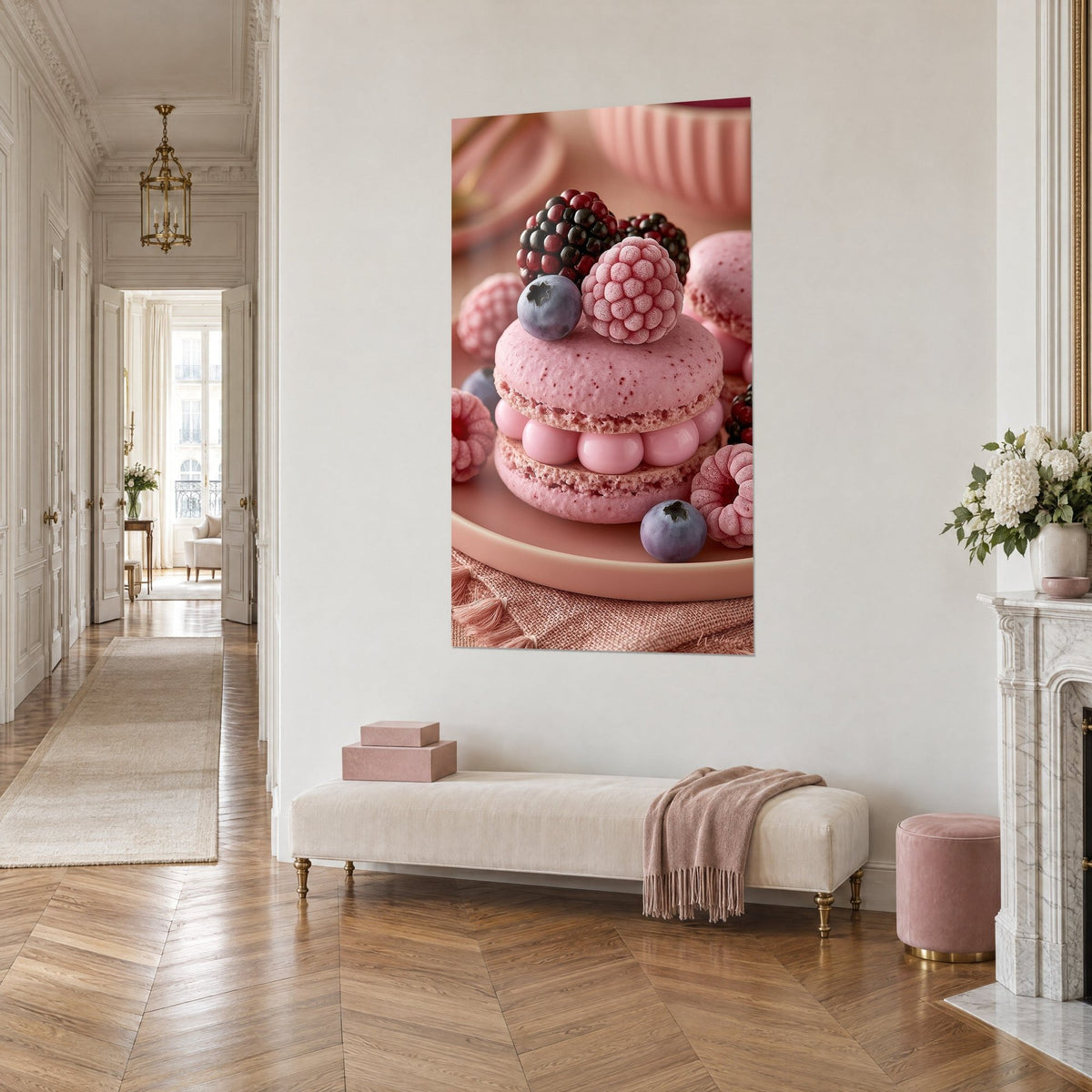 Tableau pâtisserie rose garnie de crème en perles, mûre noire et framboise givrée, vue de trois-quarts dans un couloir haussmannien