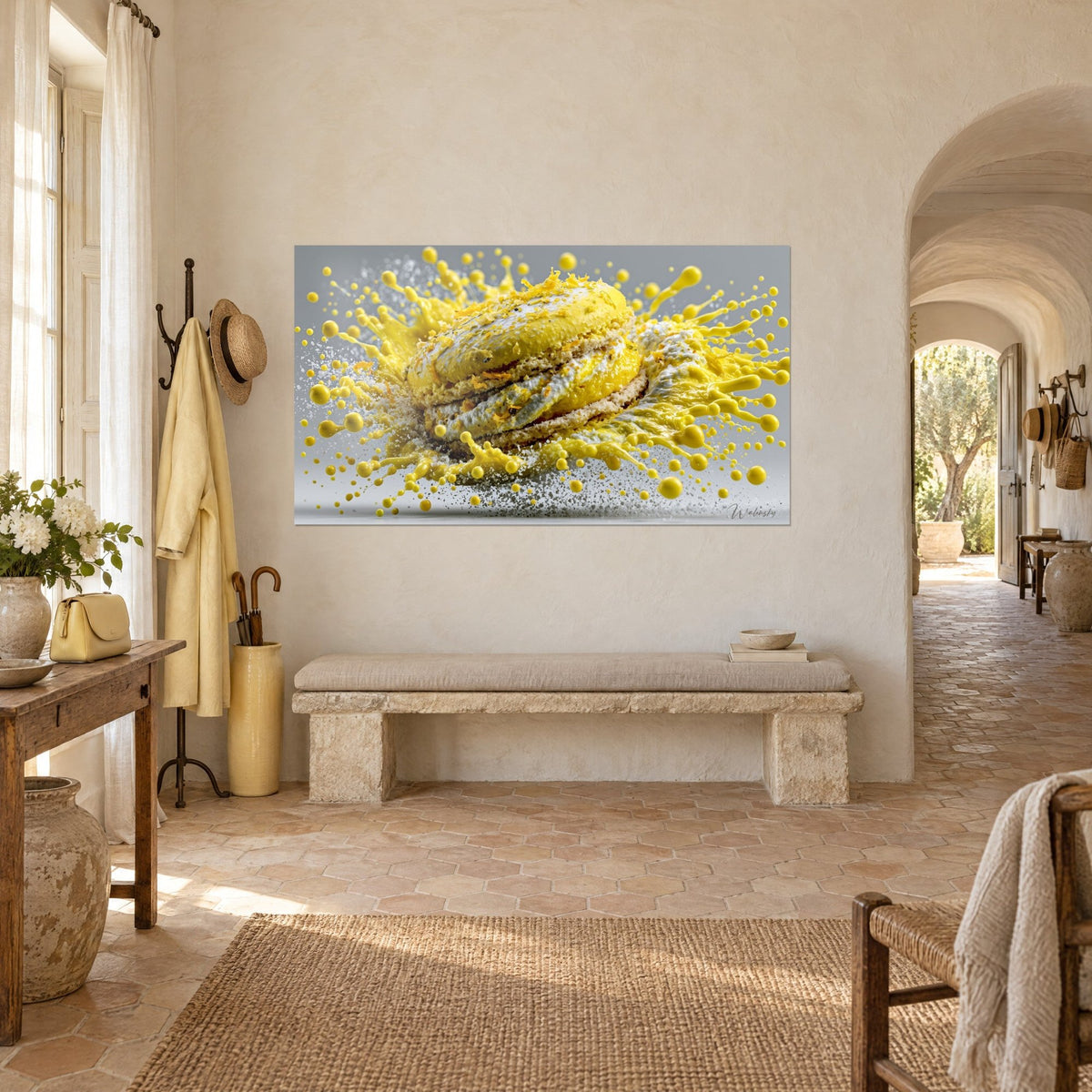 Tableau pâtisserie jaune soleil en explosion de crème grise et de miettes, vue de trois-quarts dans un mas provençal