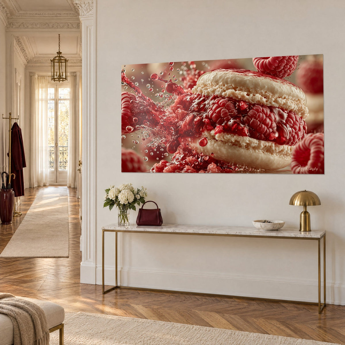 Tableau gâteau meringué crème éclaboussé de framboises écarlates et gouttelettes rubis, sur un mur blanc haussmannien
