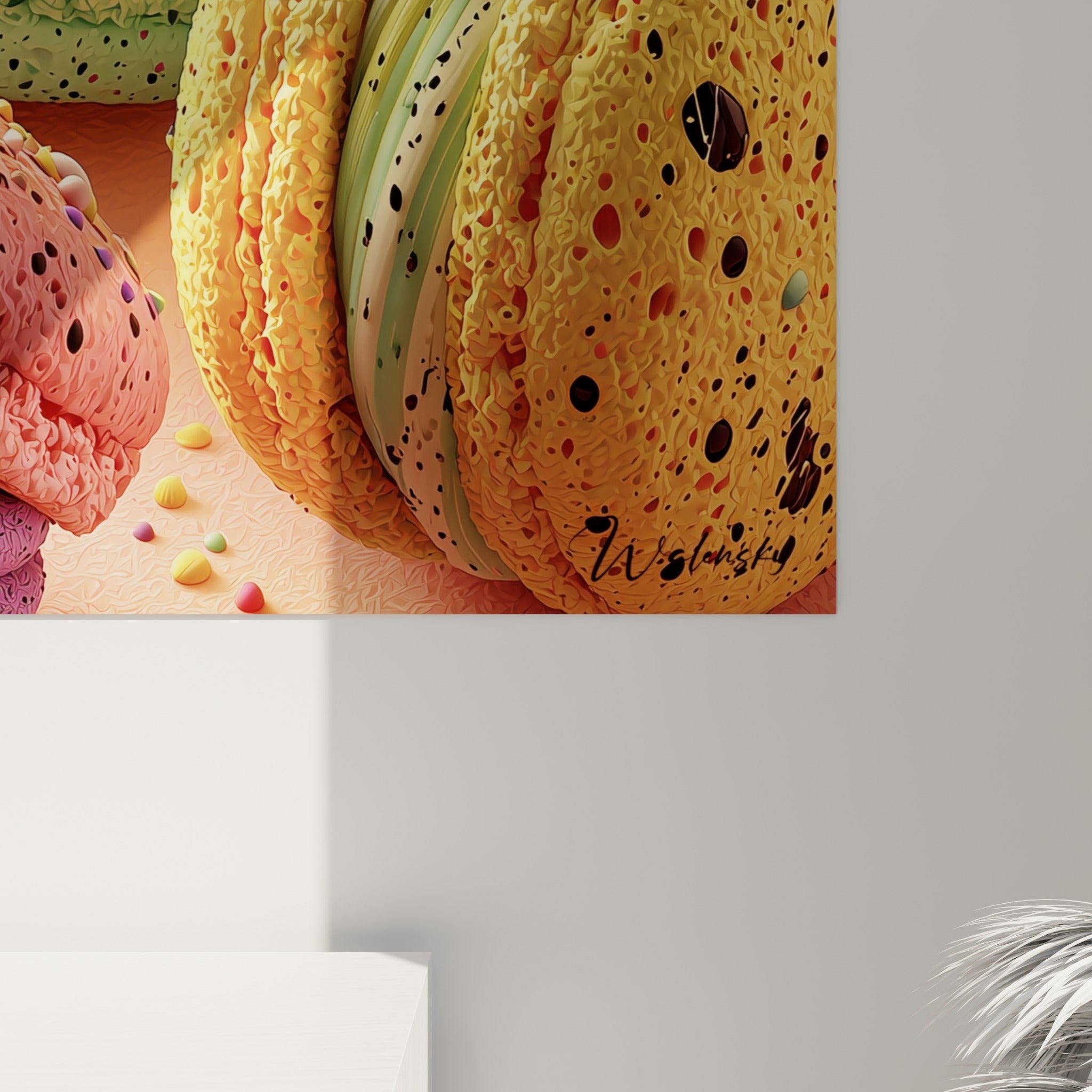 Grain texturé des macarons violets et verts révélant les alvéoles et perles de sucre en gros plan