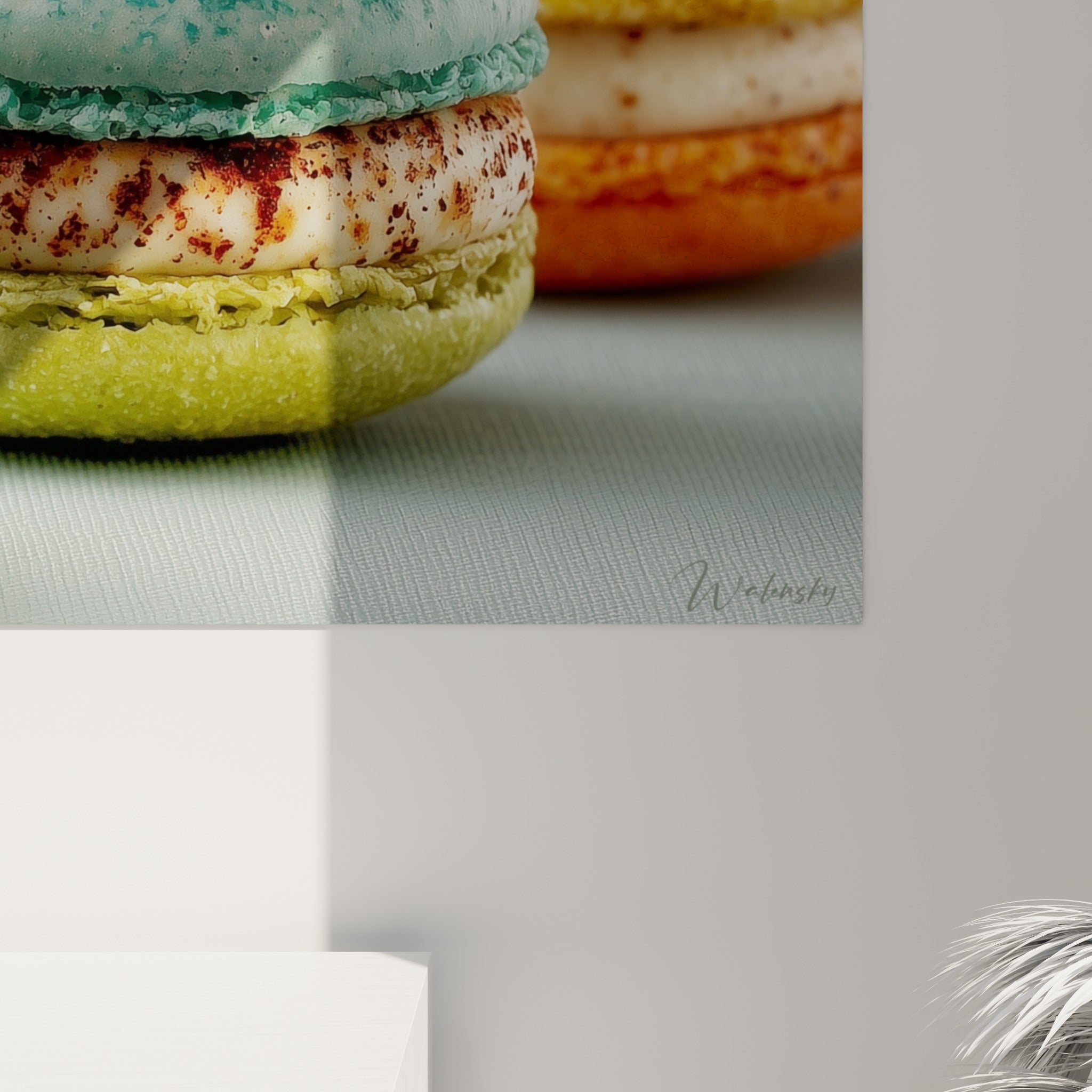 Grain sablé des coquilles de macarons visibles, dégradés orange, vert olive et bleu turquoise