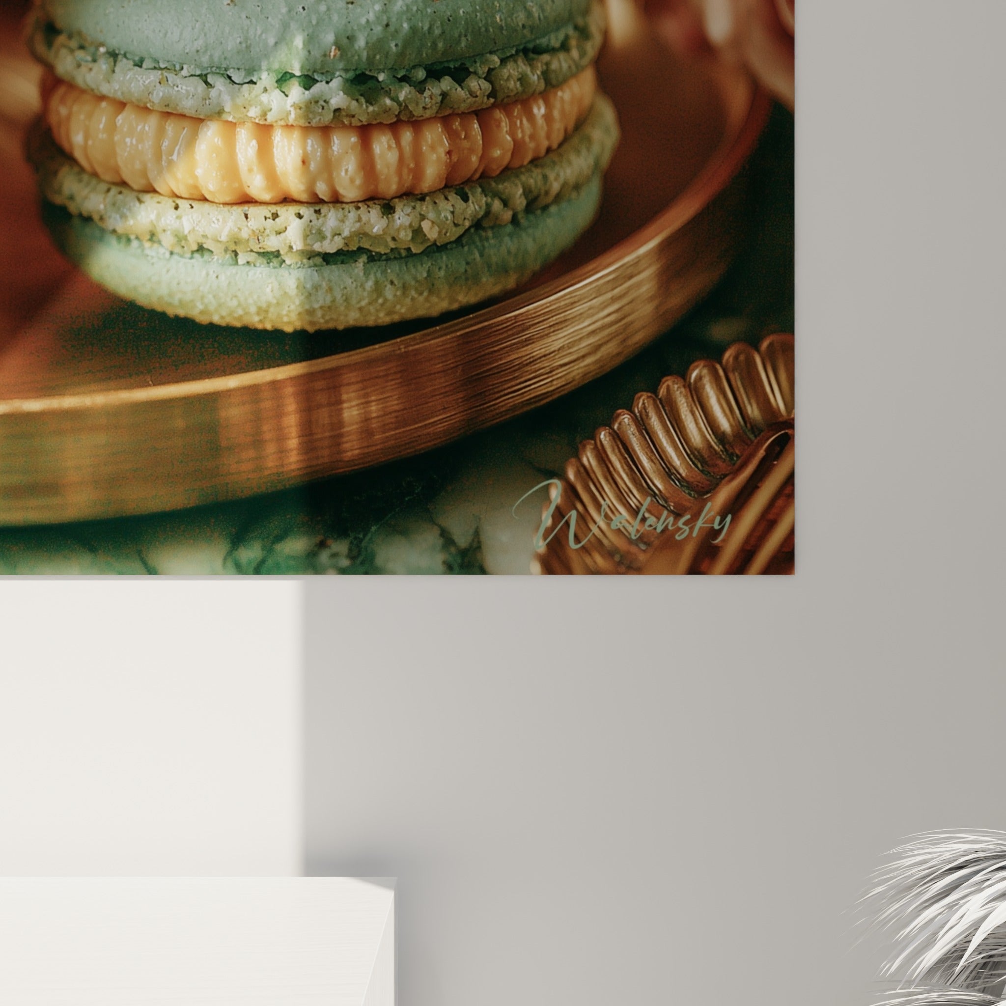 Grain sucré et reflets dorés visibles de près sur les coques rose poudré et vert d'eau de ce tableau macaron