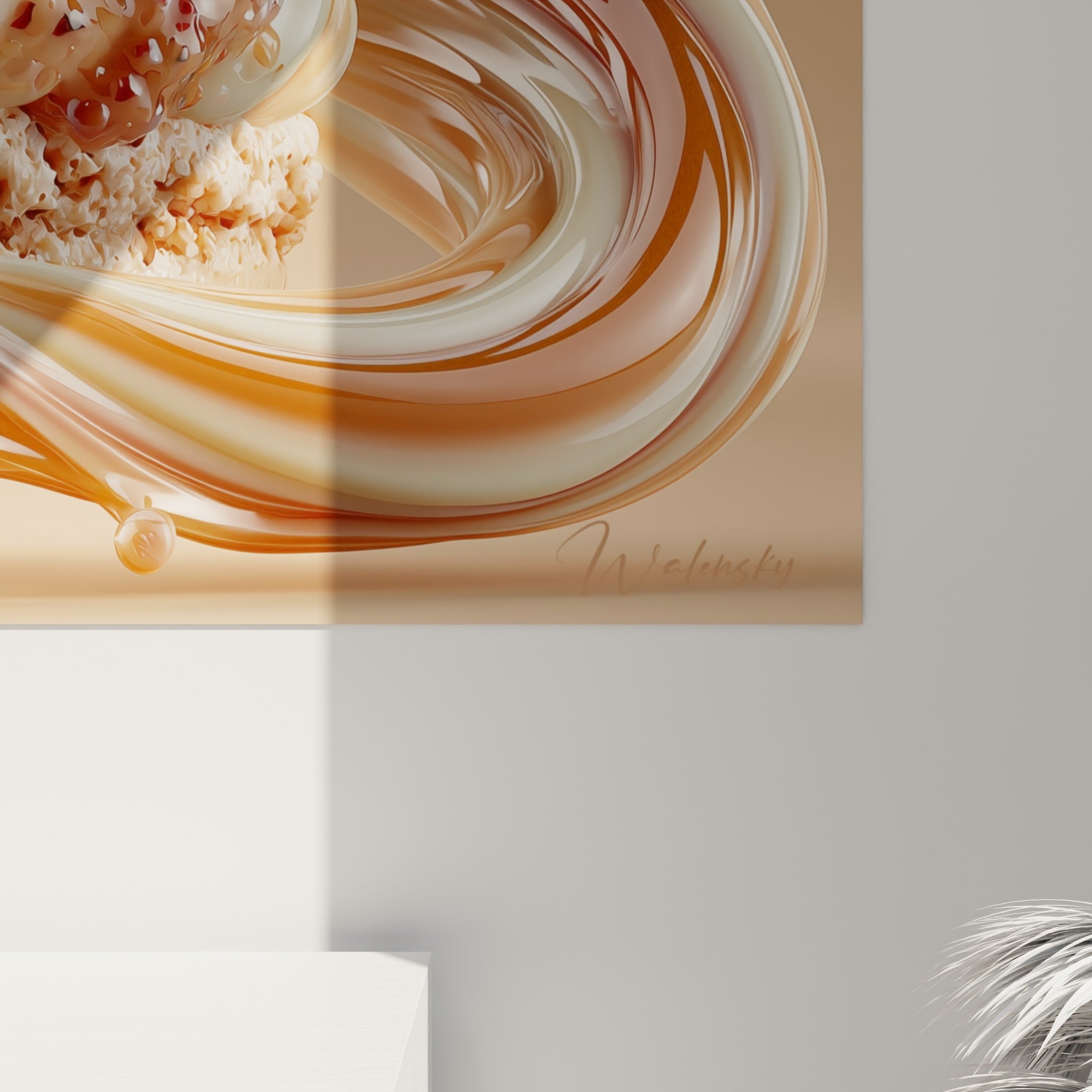 Empâtements de caramel brun et crème ivoire, coulures brillantes et grain granuleux du biscuit visibles de près