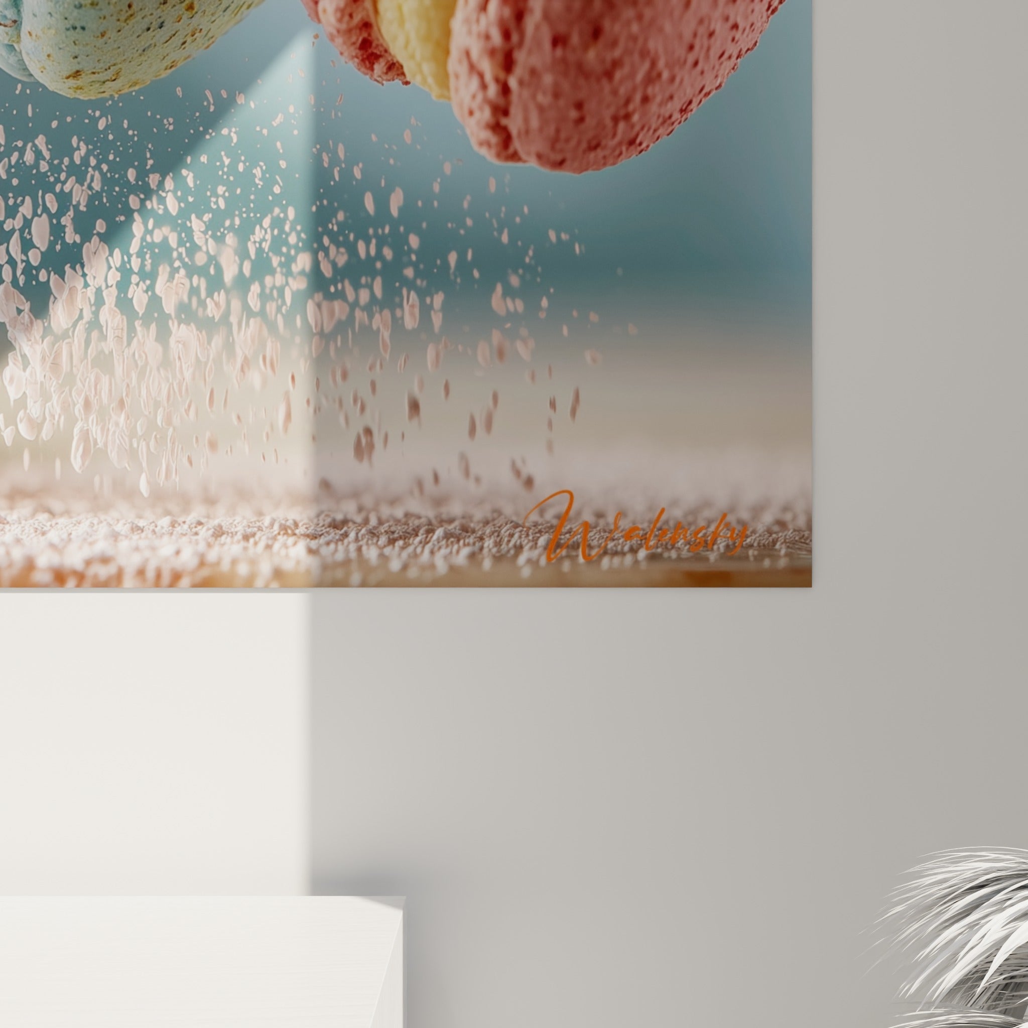 Grain granuleux des coques de macarons rose et bleu visible de près, avec particules de sucre glace en suspension