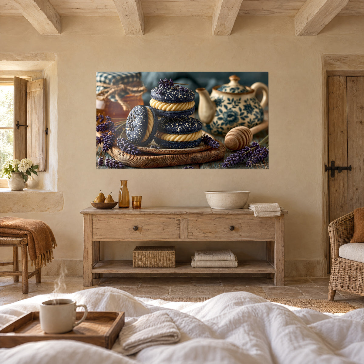 Gemälde Marineblaues Gebäck mit weißem Puderzucker, blau geblümte Teekanne, Glas mit bernsteinfarbenem Honig, Lavendelähren, über einem Bett in einem hellen Schlafzimmer