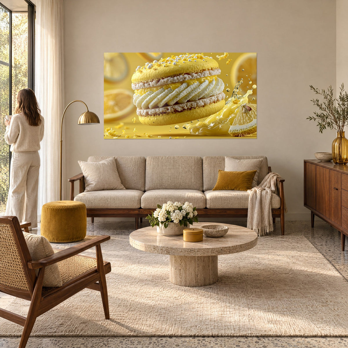 Tableau macaron citron en apesanteur, coque jaune soleil et crème ivoire, éclaboussure dorée, au-dessus d'un canapé dans un salon lumineux