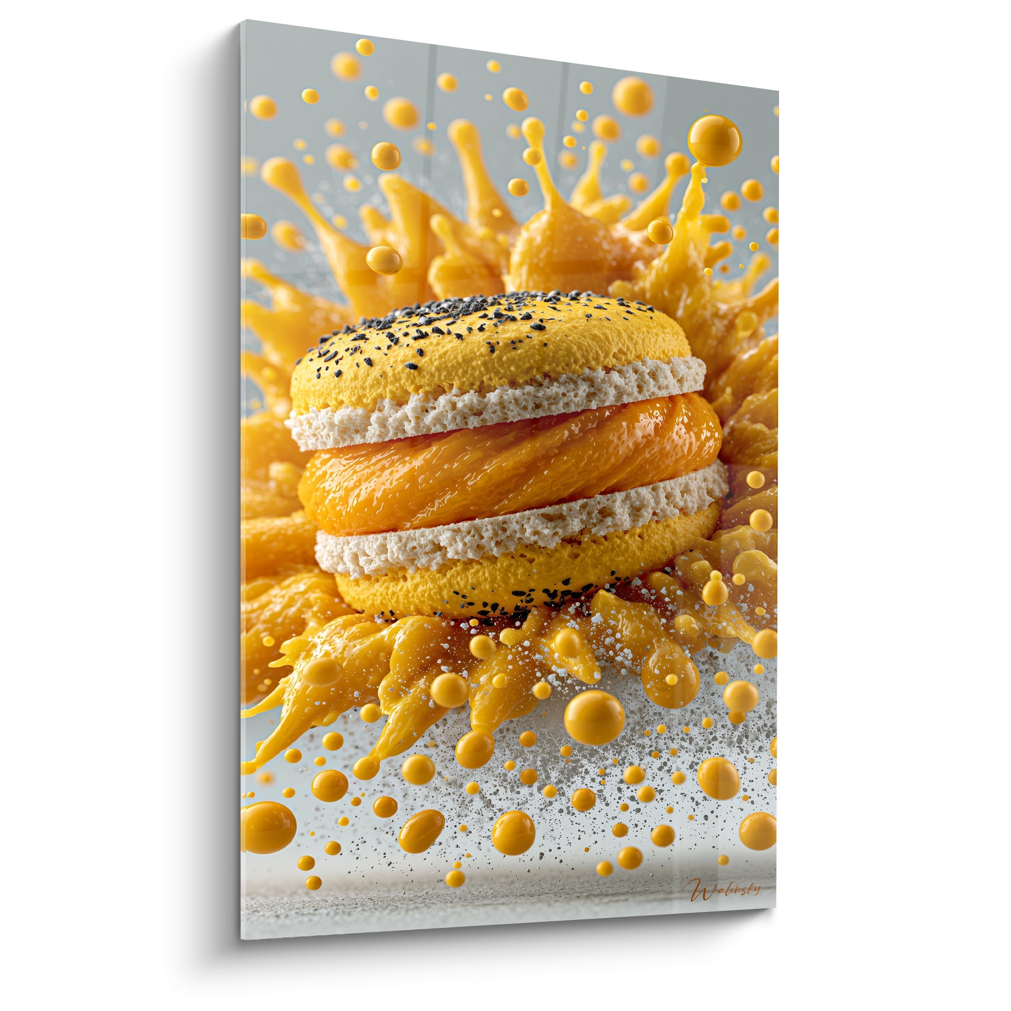 Macaron jaune éclaboussure mangue orange et blanc crème, biscuit granuleux figé en plein mouvement